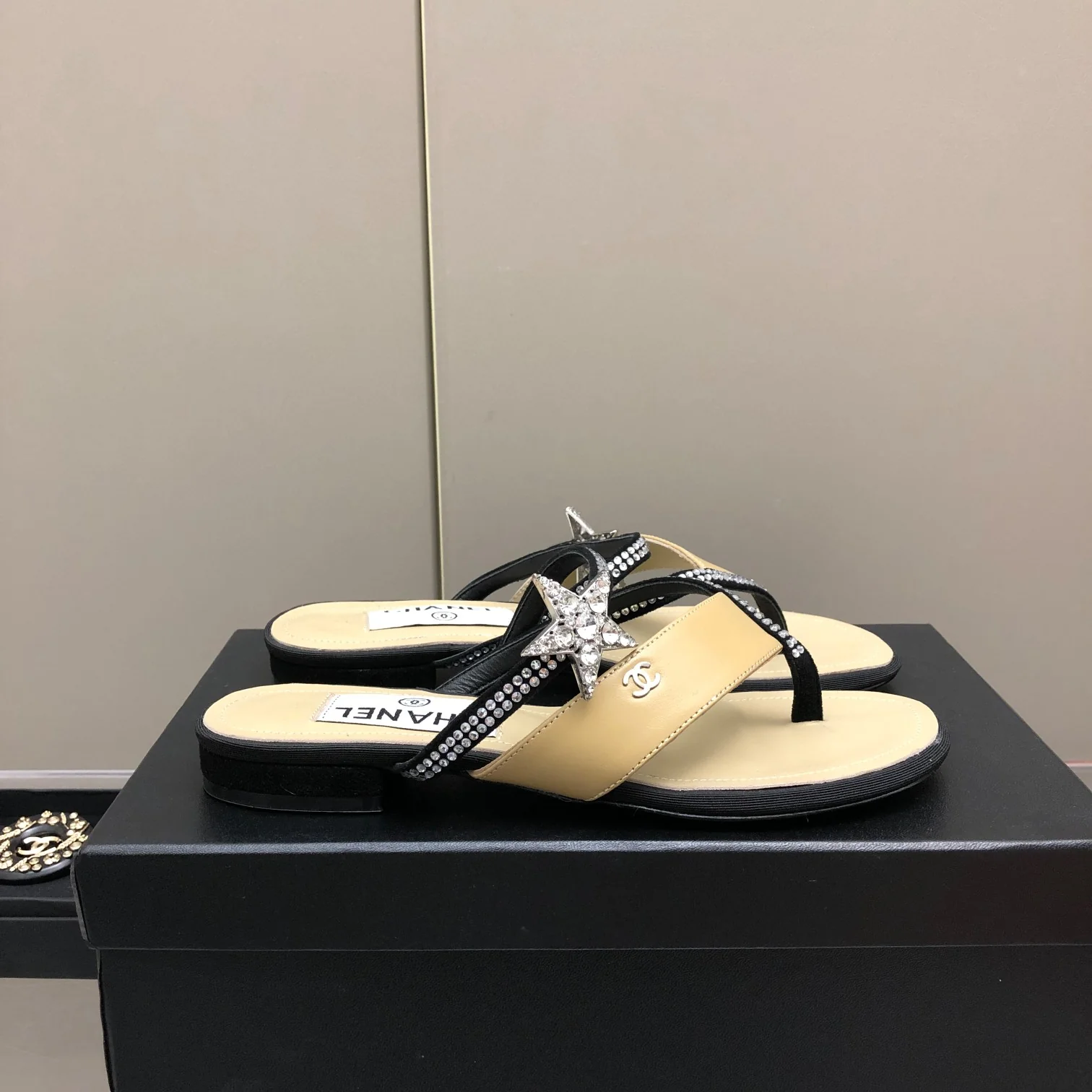 Сандалии/тапочки Chanel