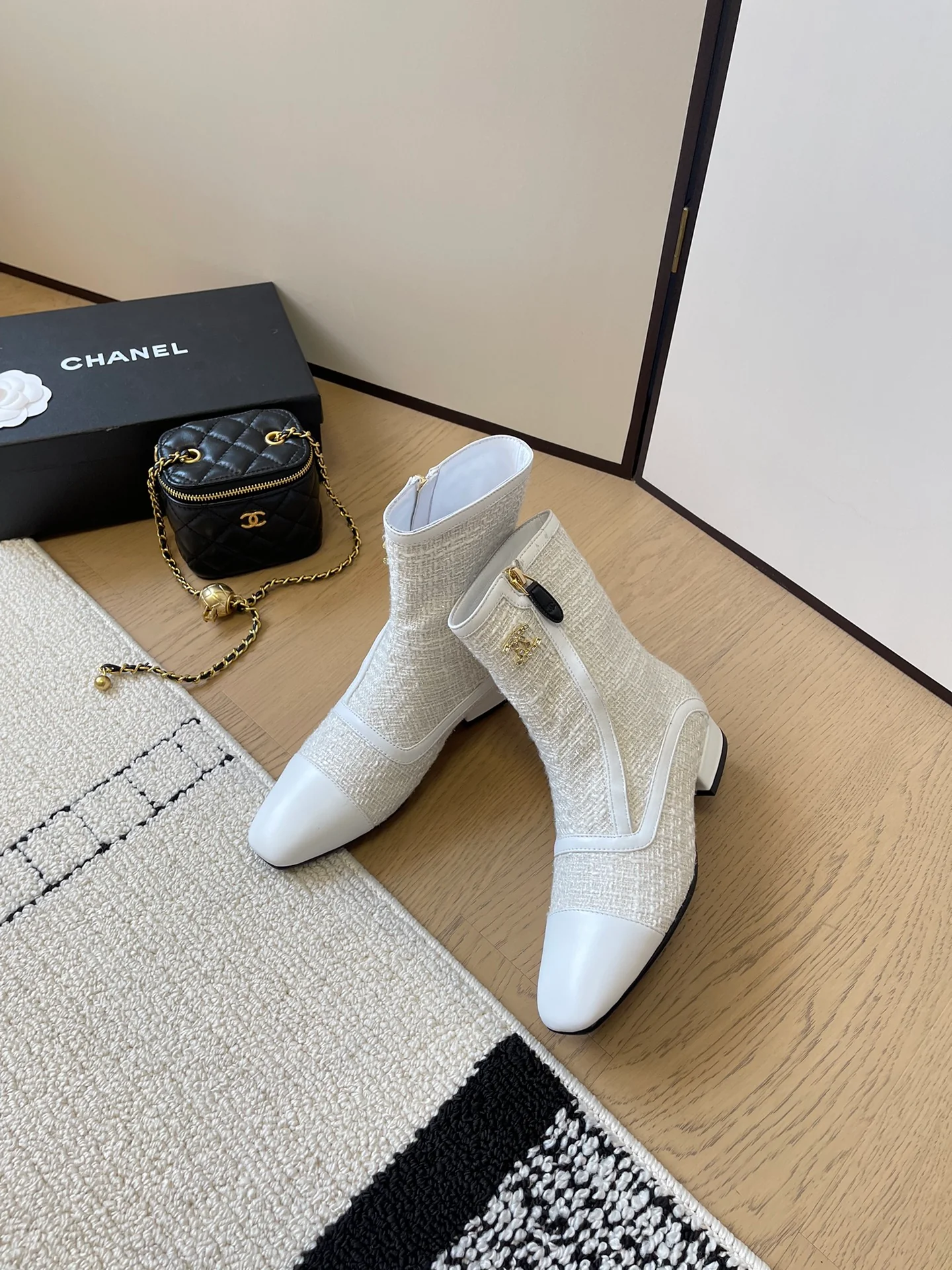 Ботильоны Chanel 2024 с острым носком - белые