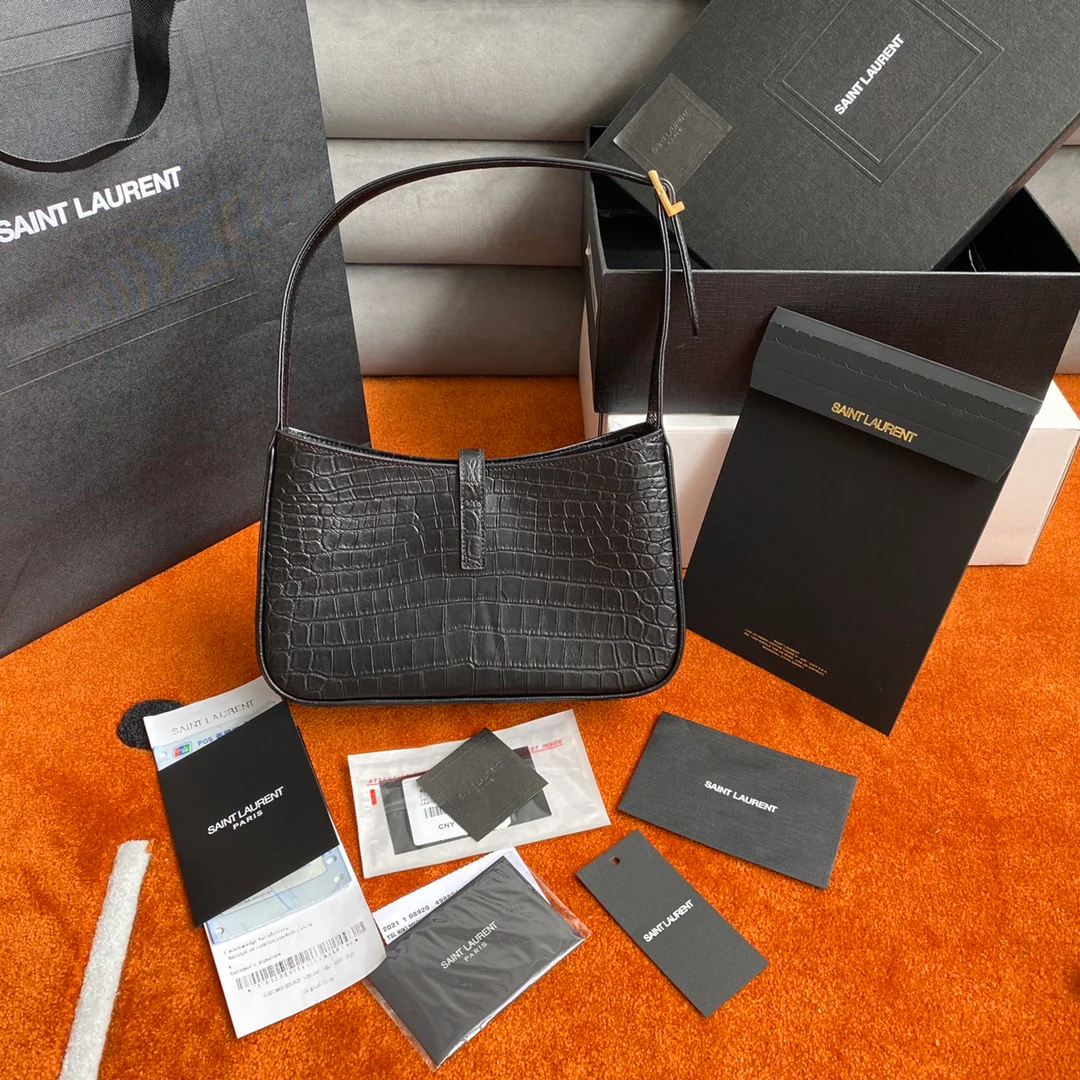 Сумка-седло YSL с вышивкой под крокодиловую кожу и золотой пряжкой.