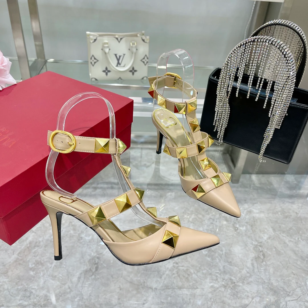 Туфли на высоком каблуке с острым носком от Valentino