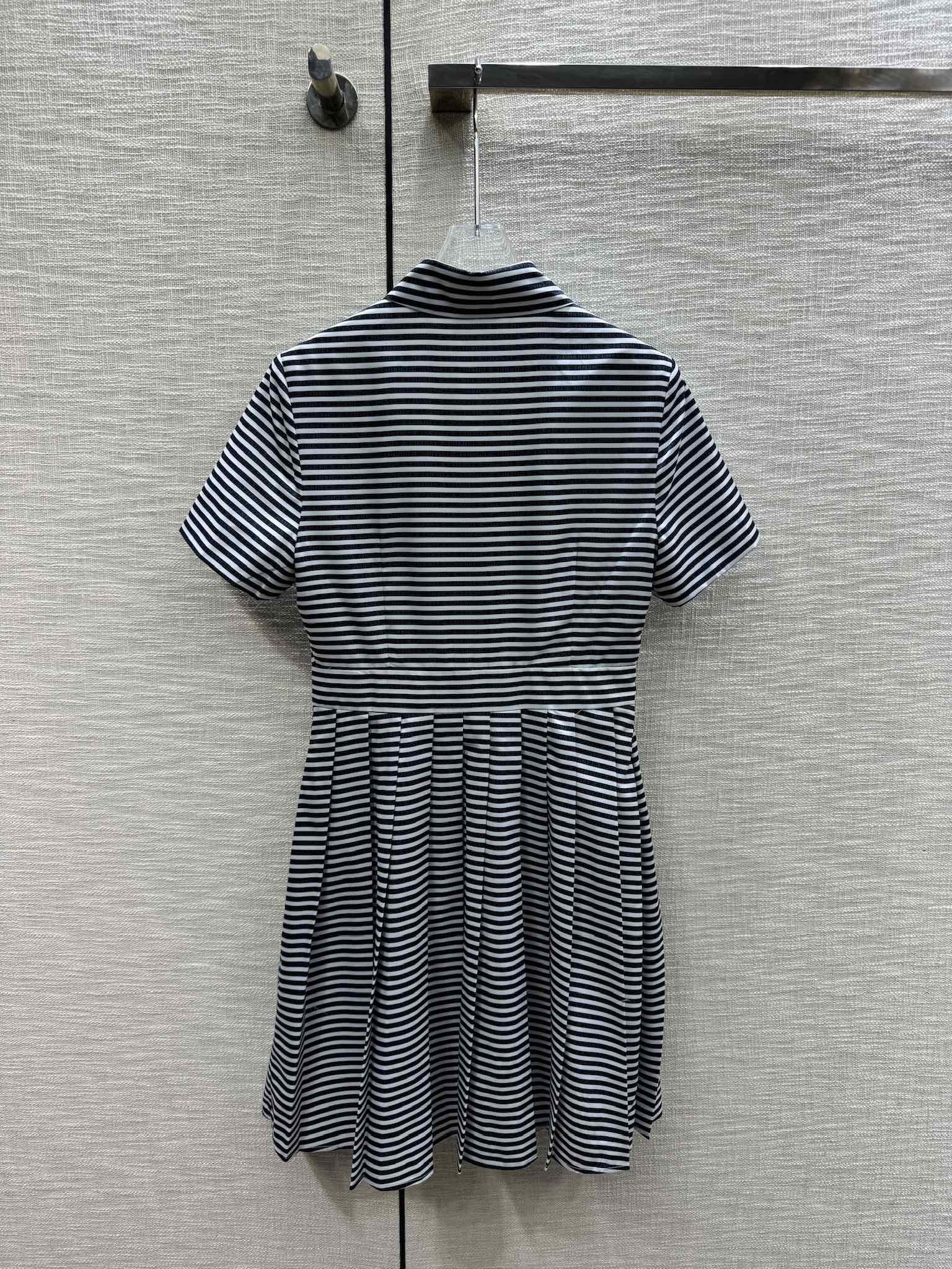 Платье Chanel 2403 с воротником, украшенным множеством пайеток, и короткими рукавами - синее.