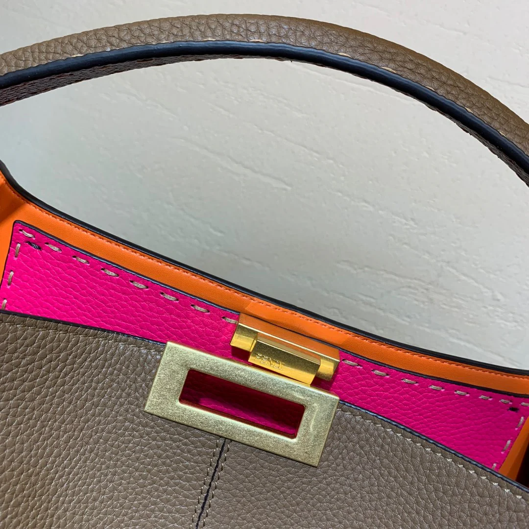 Большая коричневая кожаная сумка Fendi Peekaboo Lite