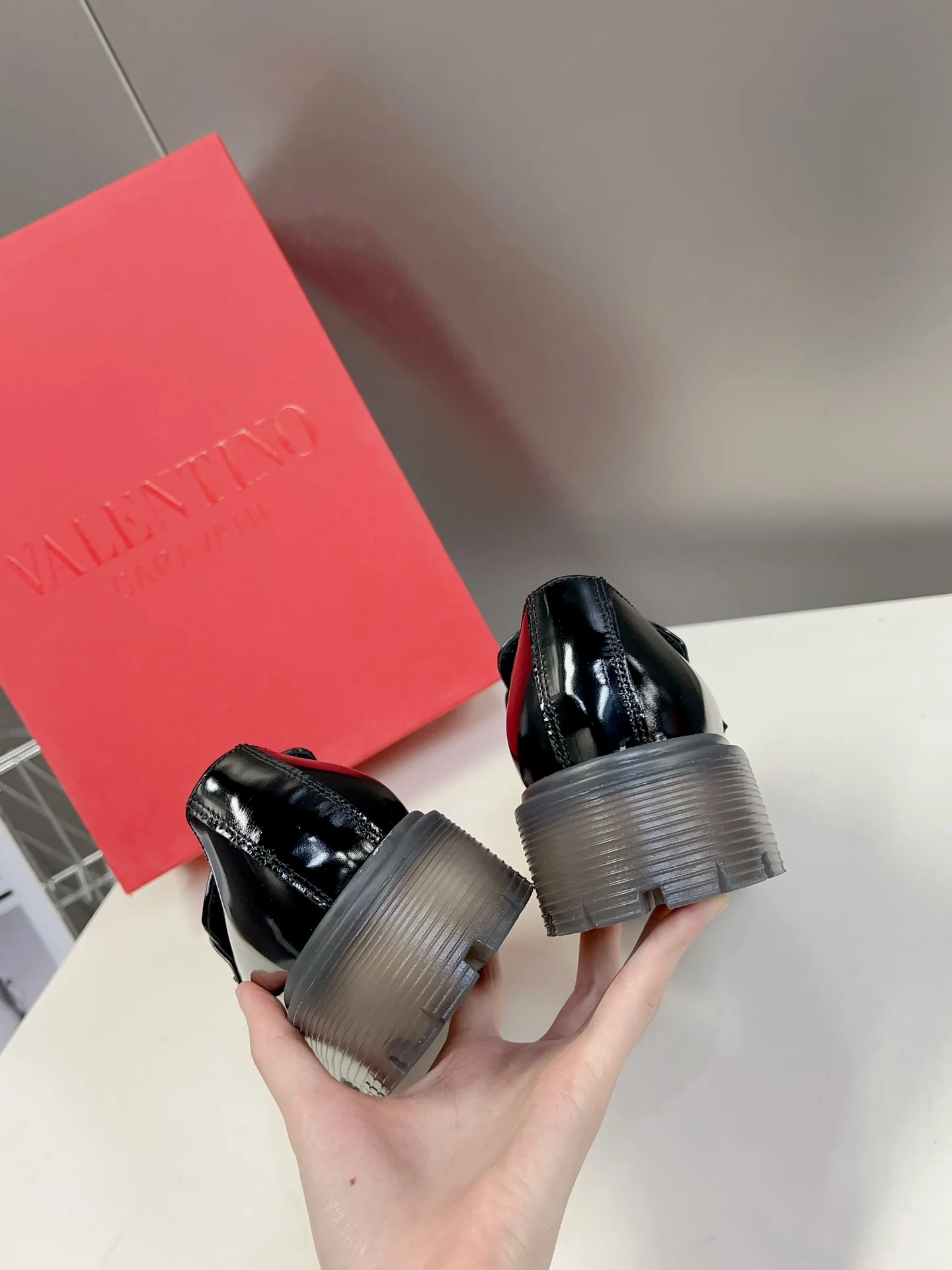 Коллекция Valentino осень/зима 2023, представленная на подиуме - Лоферы - С заклепками - Черные