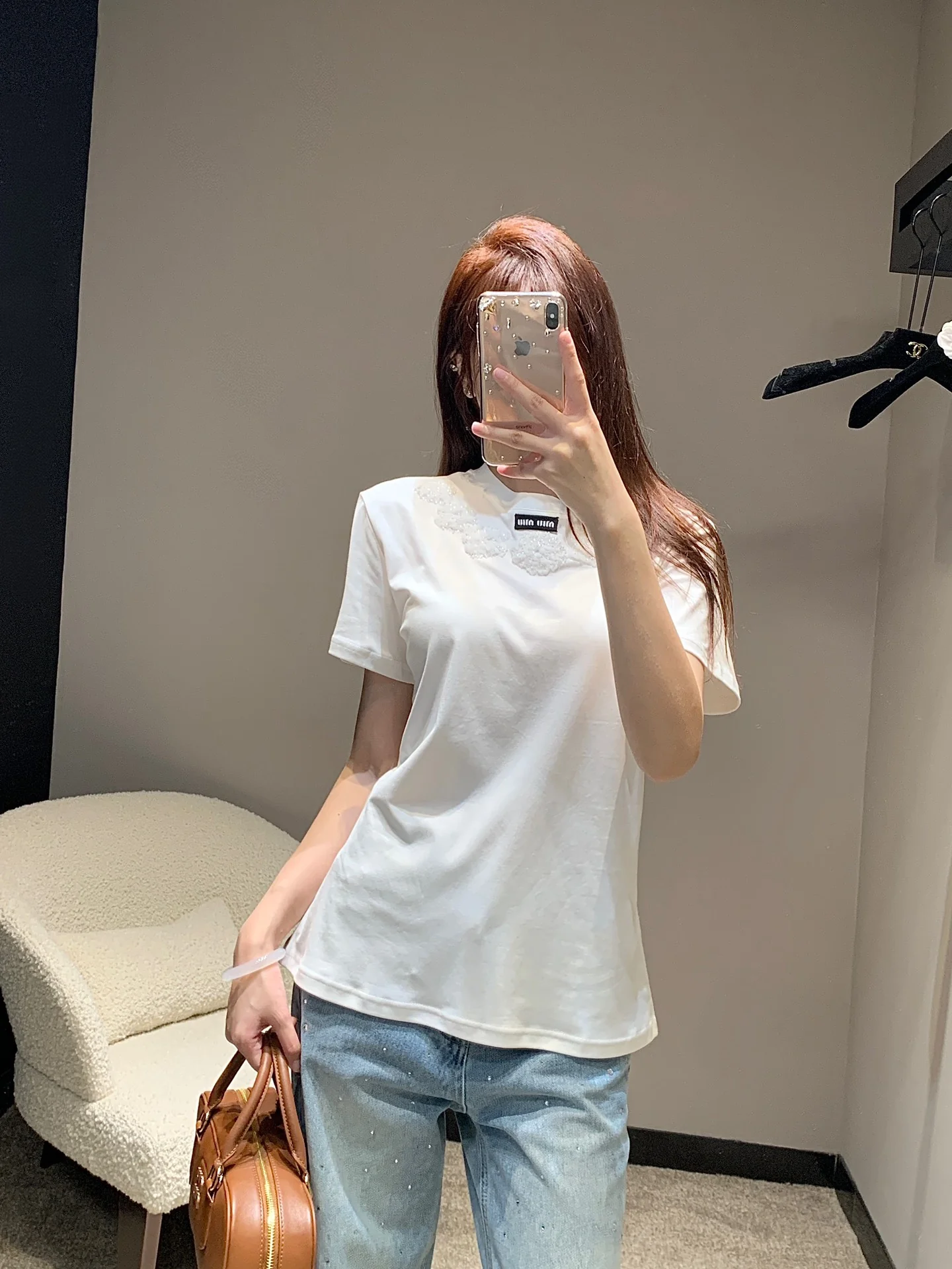 Miu Miu-2404-24ss Весна/Лето Новинка Классическая футболка с микрологотипом, сетчатым вышитым цветочным узором, круглым вырезом и коротким рукавом