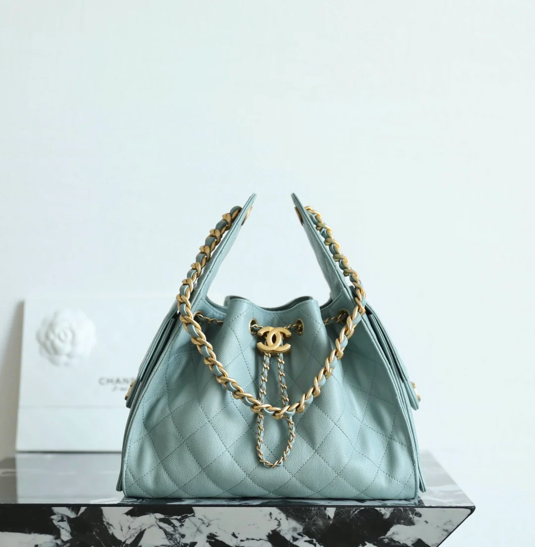 Маленькая сумка-шоппер Chanel — серо-голубая с золотой фурнитурой.