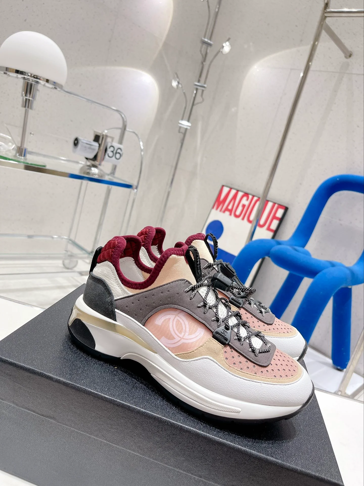 Новые поступления с показа Chanel весна/зима 2022 — повседневные кроссовки в стиле колор-блок — розовато-серый.