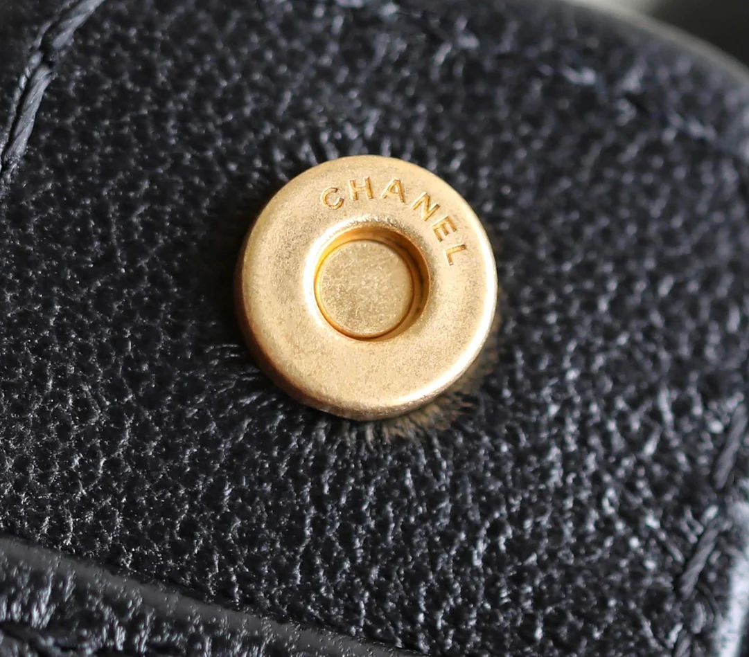 Пре-осенняя коллекция Chanel 2023 — рюкзак Métiers d'Art Letter