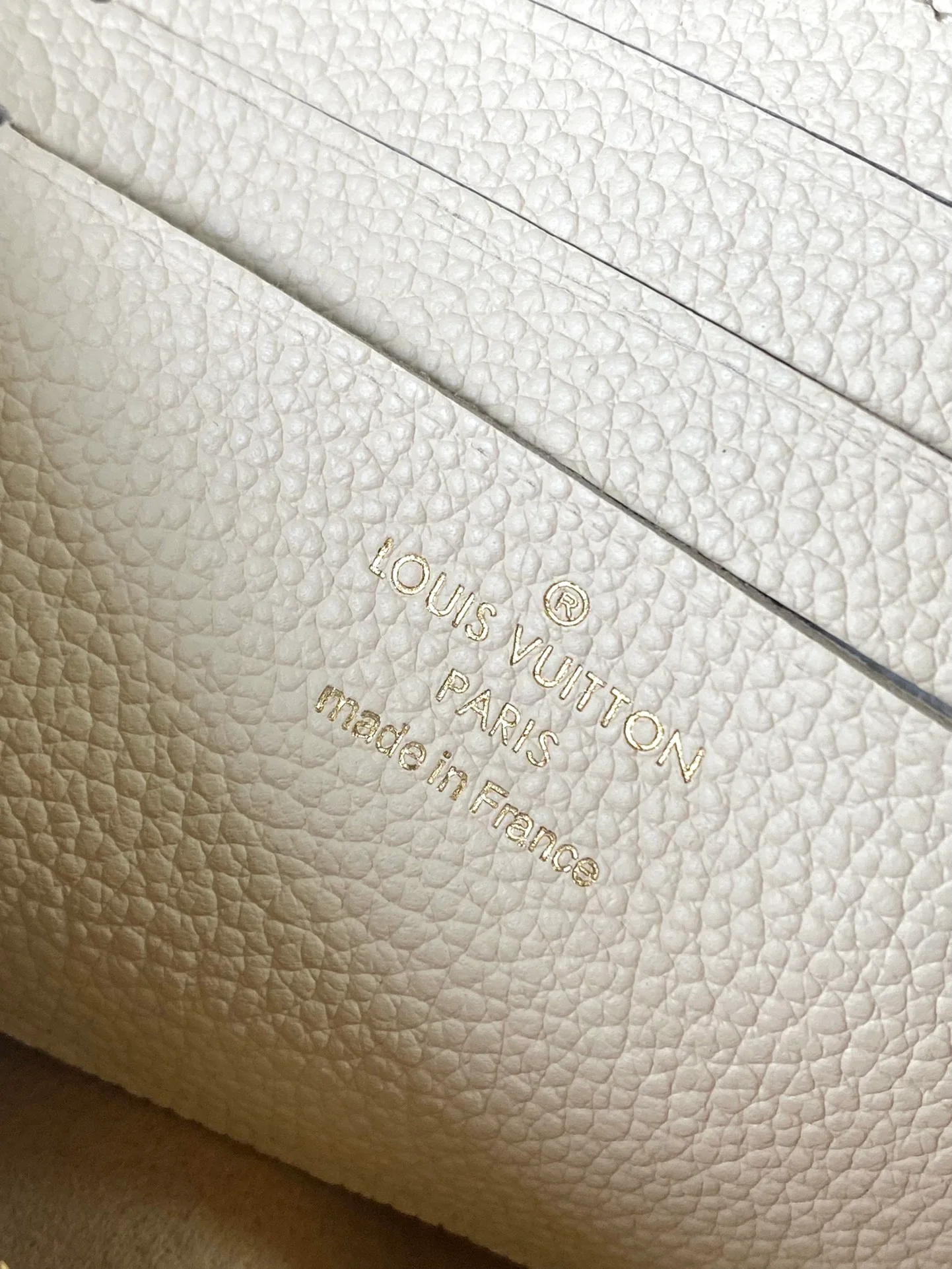 m82210-LV-кошелек-на-цепочке-плющ-крем