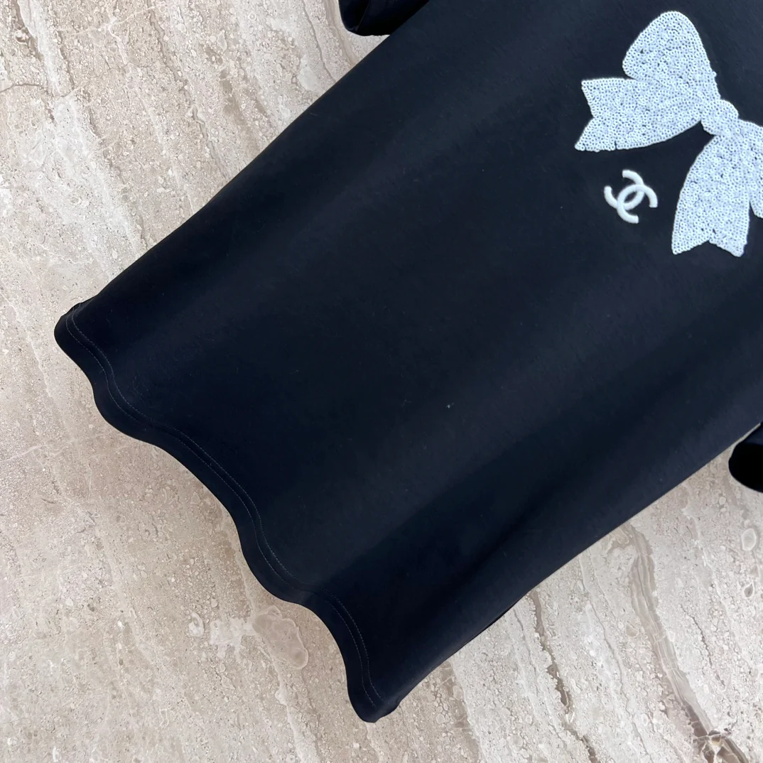 Футболка Chanel 2403 с вышитым бантом и пайетками, с короткими рукавами - черная