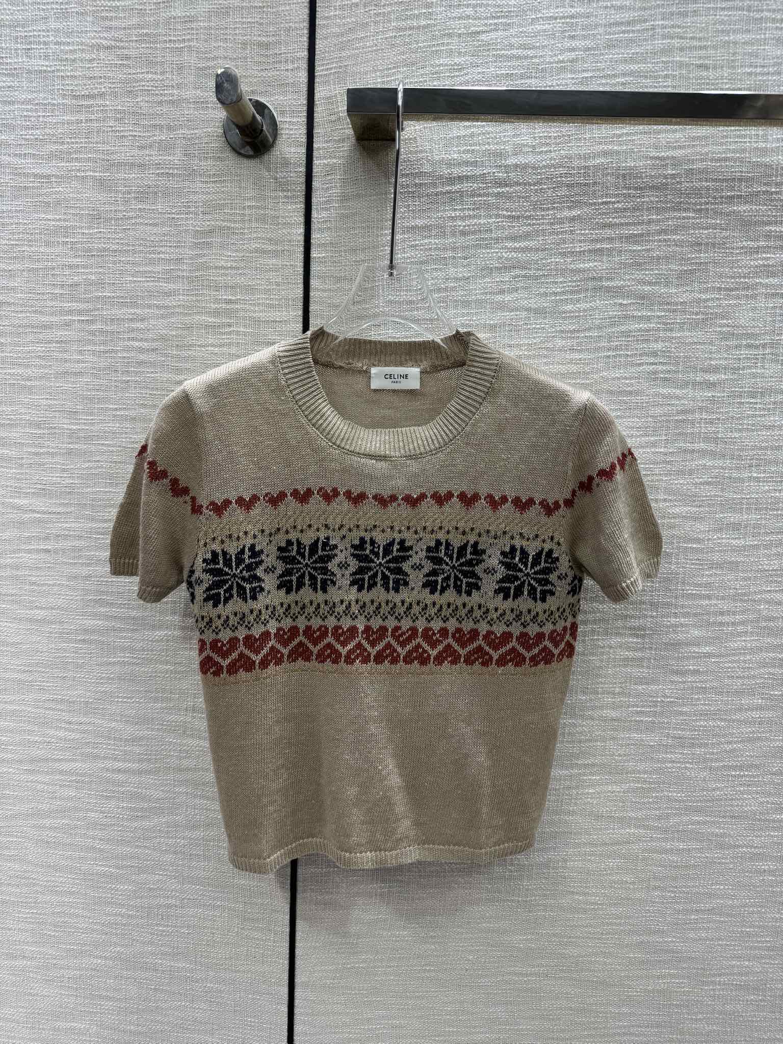 Celine-2404 Вязаная футболка с коротким рукавом и логотипом ?Снежинка и сердце?