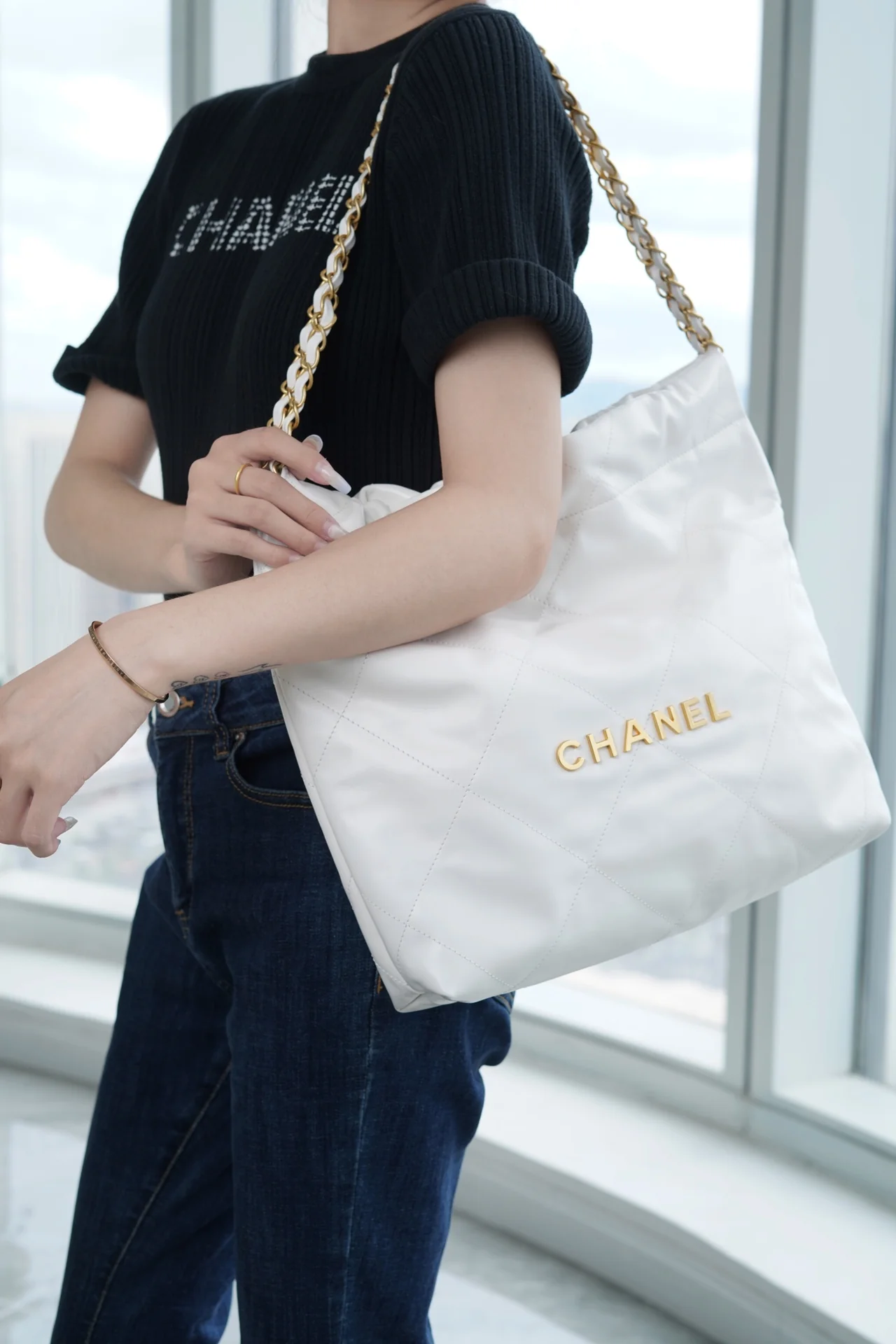 Сумочка Chanel No. 22 — маленькая, из белого золота.