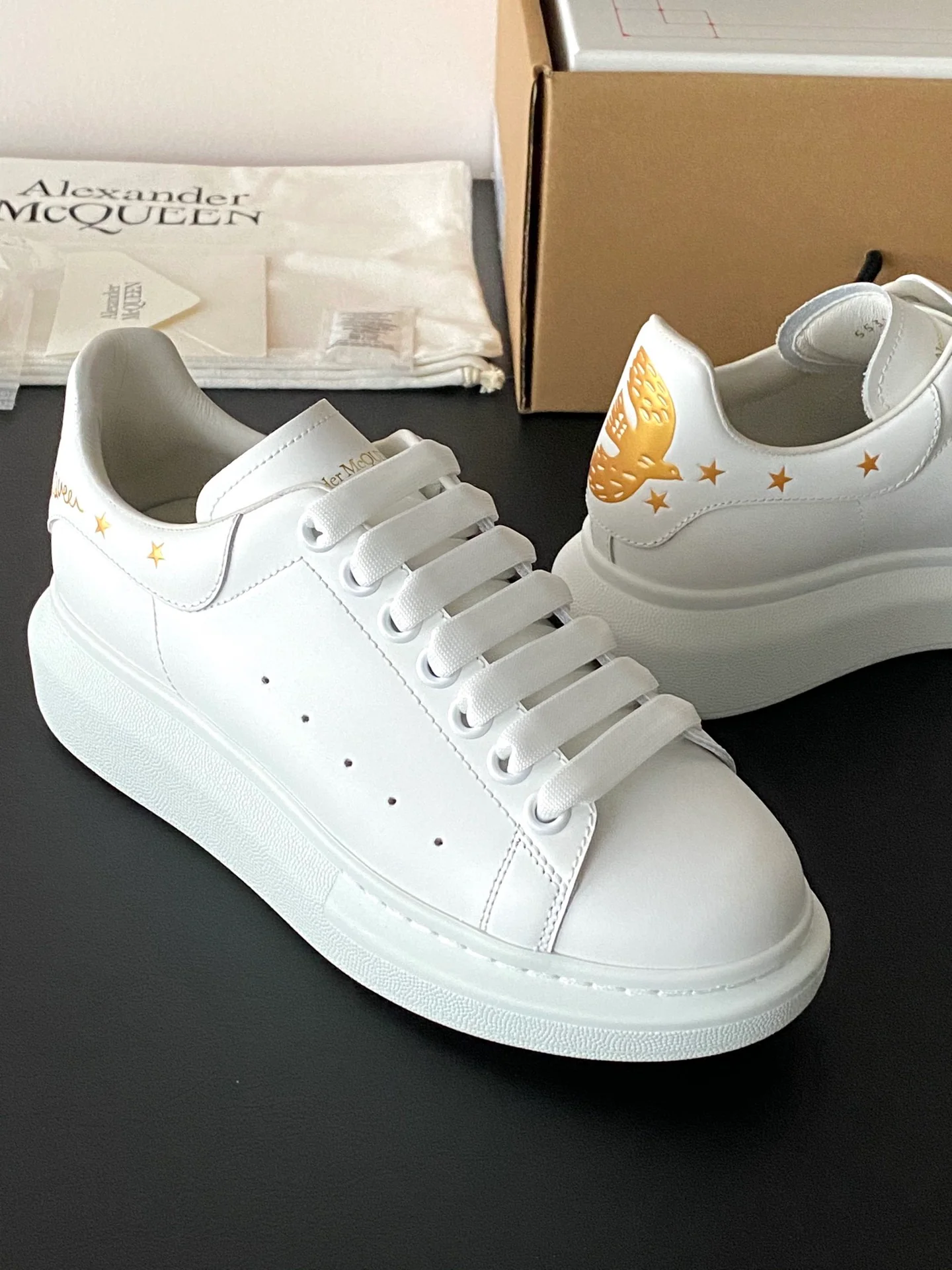 McQueen - Классические белые кроссовки - Love Bird