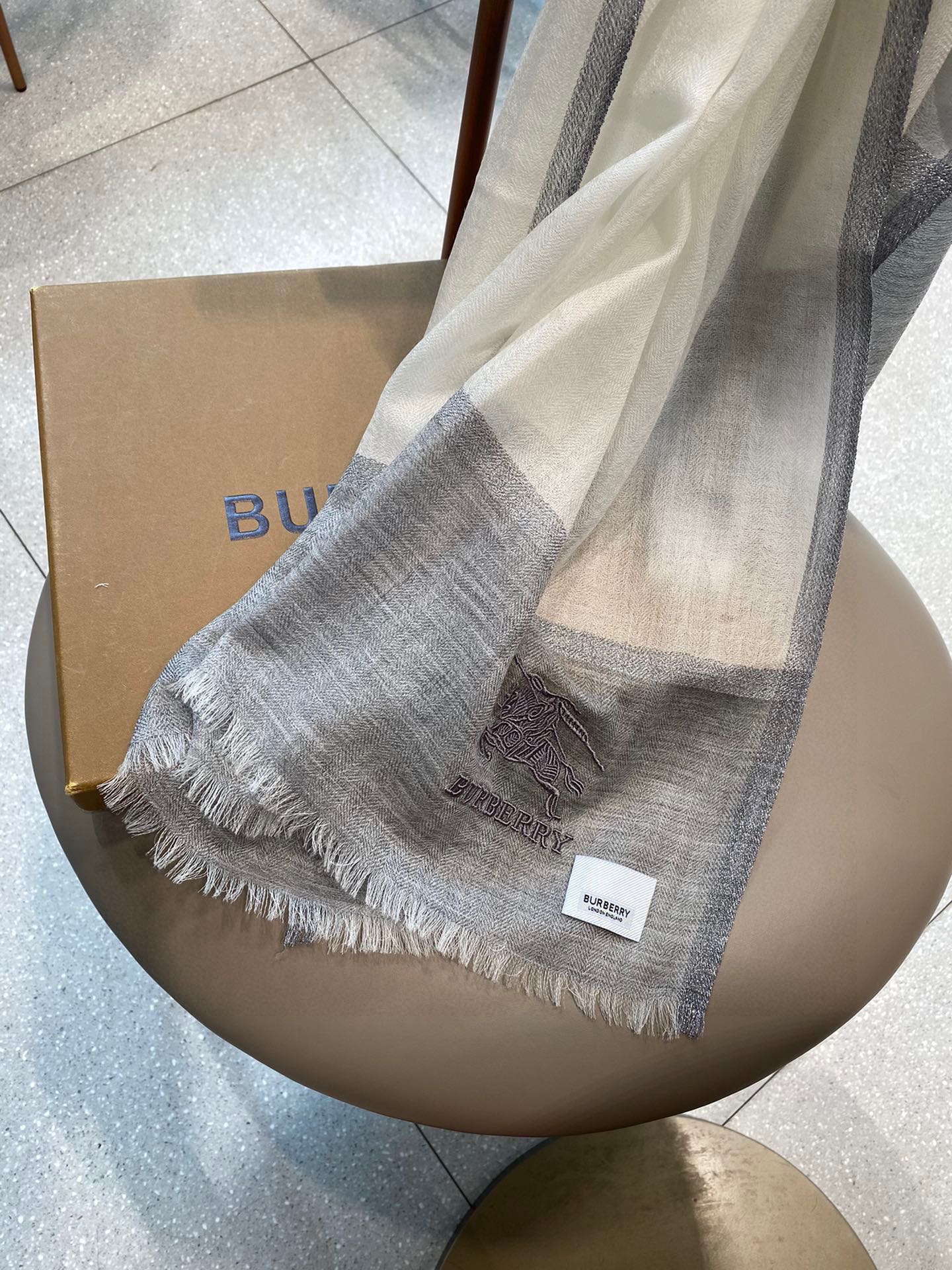 Кашемировый шарф Burberry с пайетками, пряжа - 100-200 см - бежевый/серый