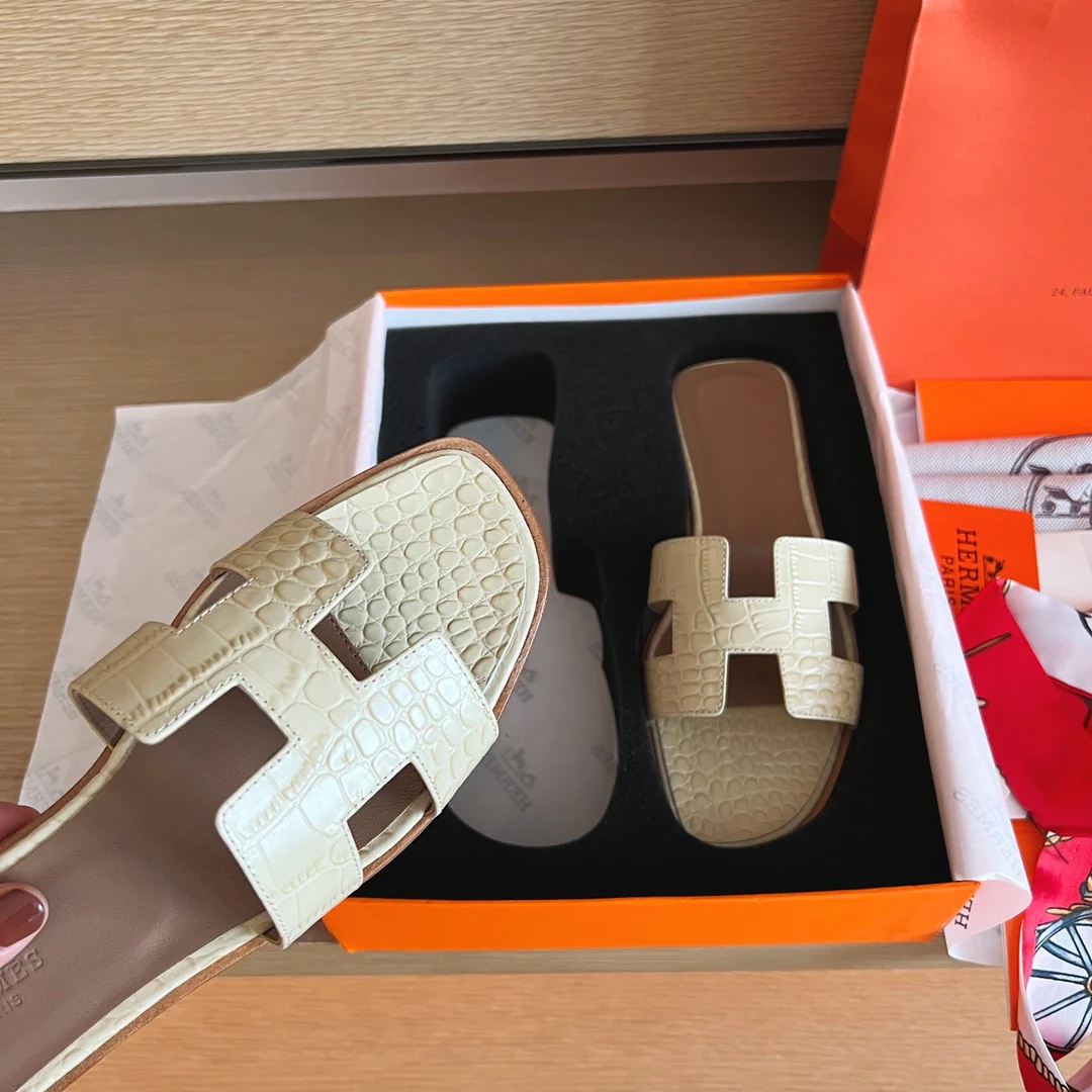 Сандалии Hermes на плоской подошве с крокодиловым принтом