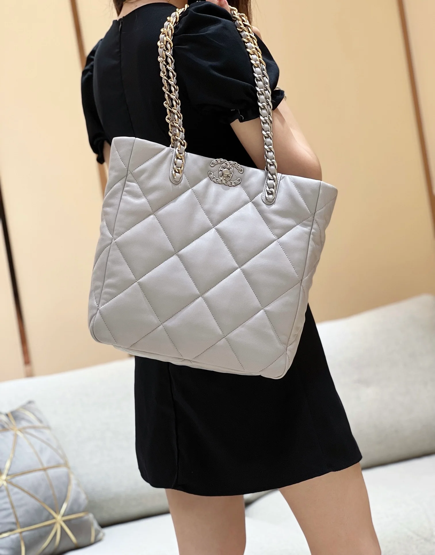 Новинка сезона осень/зима 2022 от Chanel - сумка-шоппер из 19 предметов.