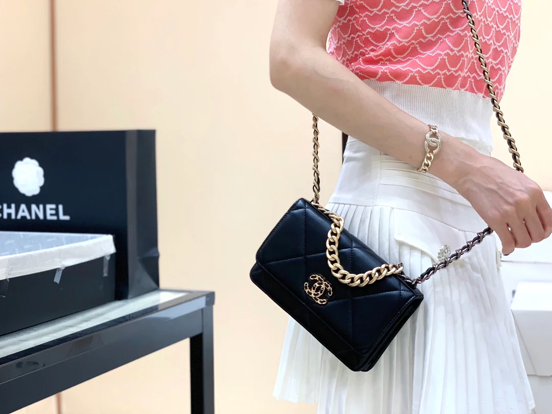 Сумка-клатч/кроссбоди Chanel Classic Logo Quilted WOC 2019 года, черная.