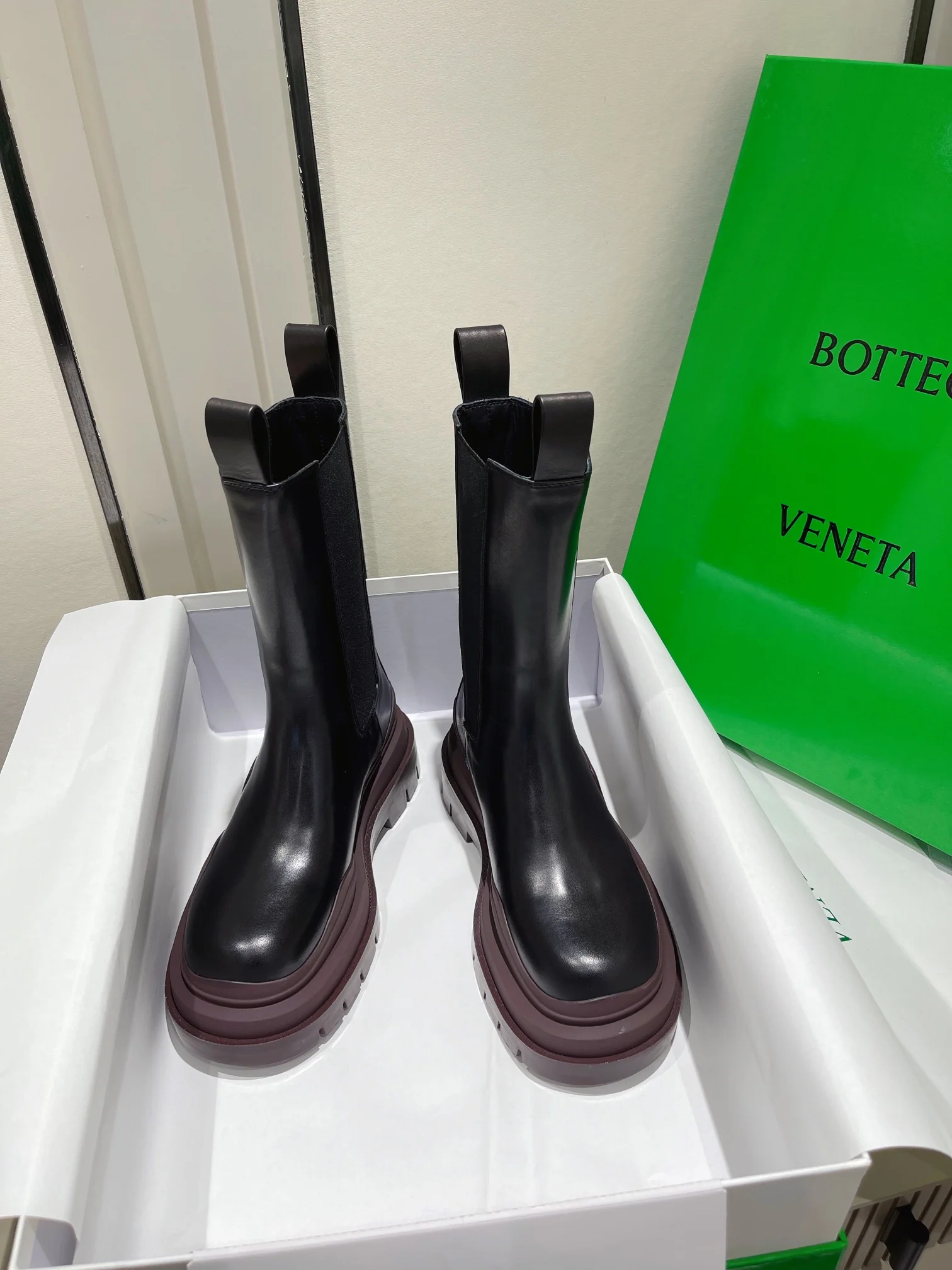 Ботинки на платформе до середины икры марки BV - подошва кофейного цвета