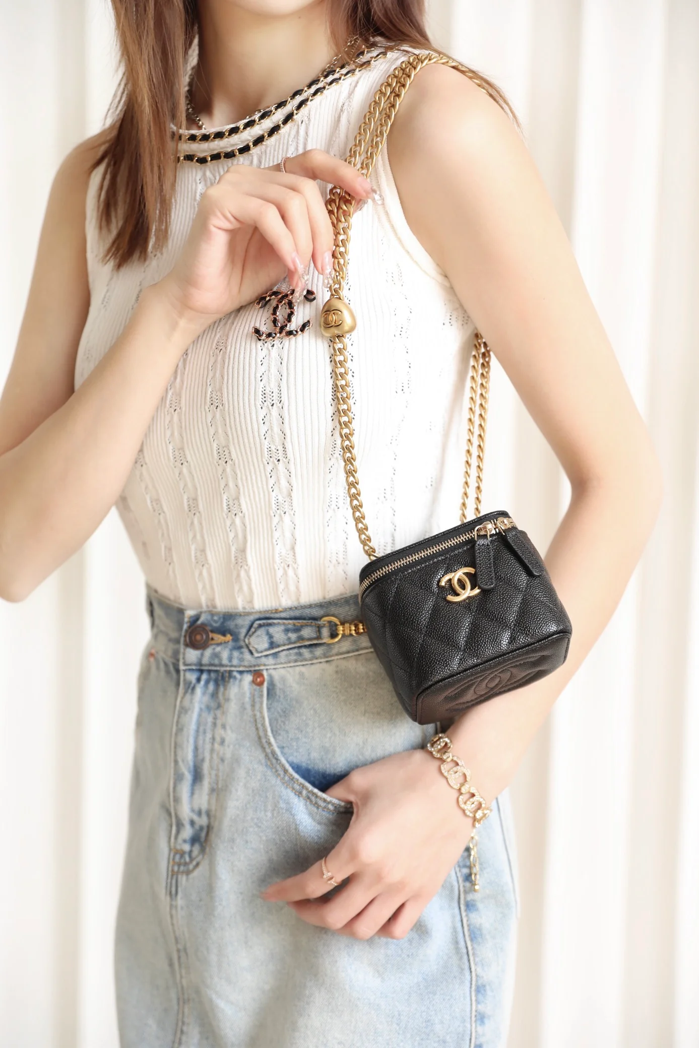 Chanel Весна/Лето 2023 - Маленькая сумка через плечо с цепочкой и регулируемой застежкой в ??форме сердца - Черная