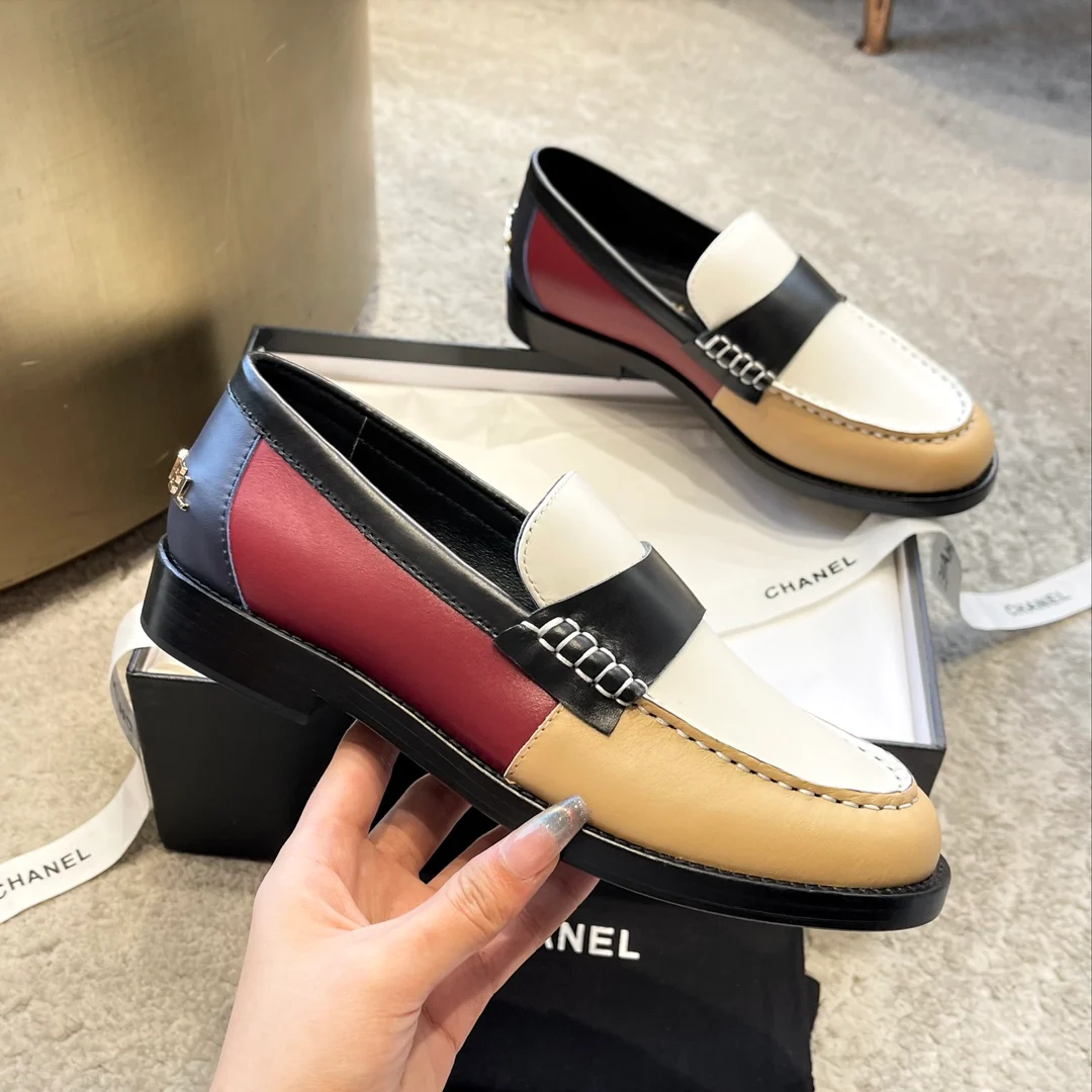 Новинка сезона весна/лето 2023 от Chanel - лоферы из коллекции Goddess - с цветовыми блоками.
