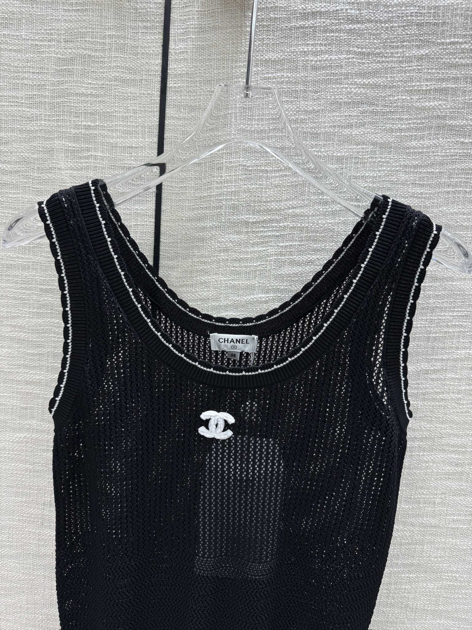 Вязаный жилет Chanel 2403 с ажурной отделкой - черный