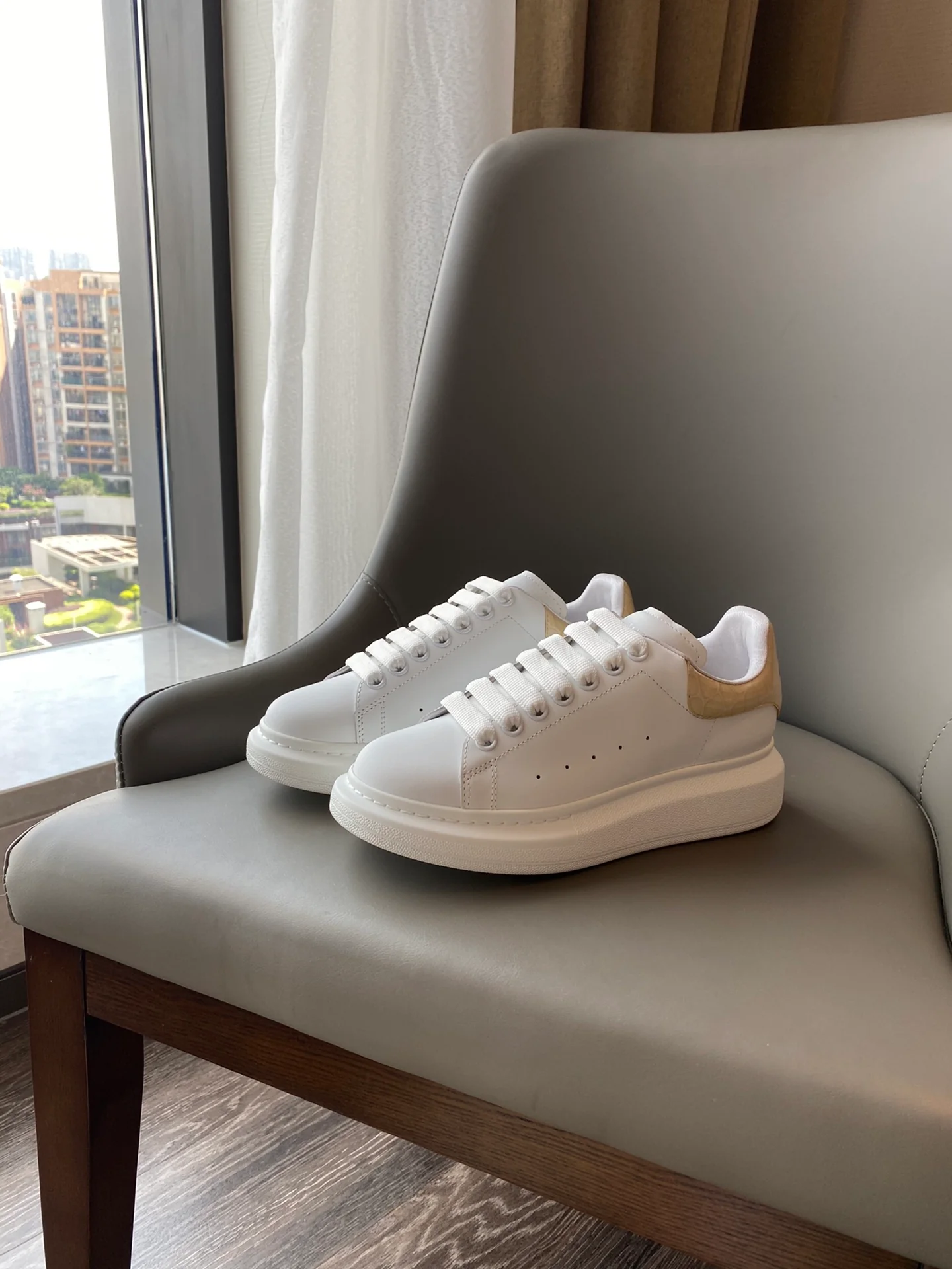 Классические белые кроссовки McQueen - на каблуке-резинке - в клетку - желтые