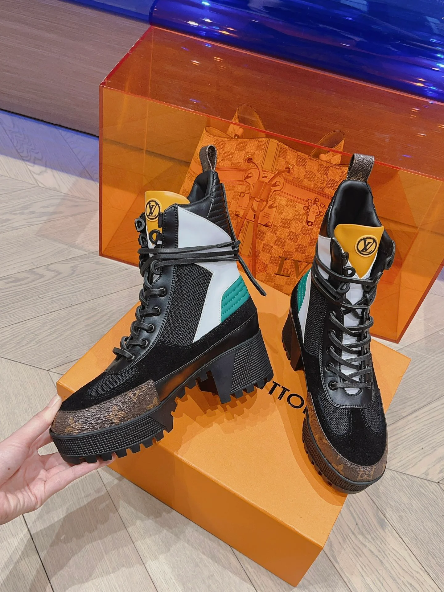 Классические ботинки Dr. Martens на высоком каблуке от LV — бело-голубая монограмма.