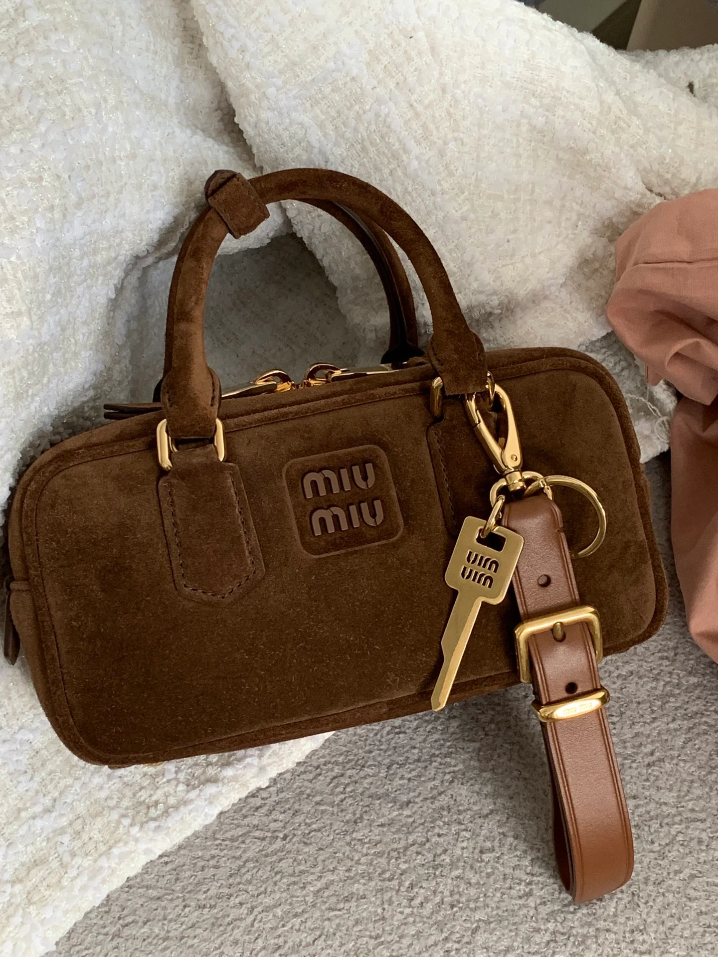 Сумка-боулинг Miu Miu из замши, маленькая, коричневая, излучает роскошь при ношении.