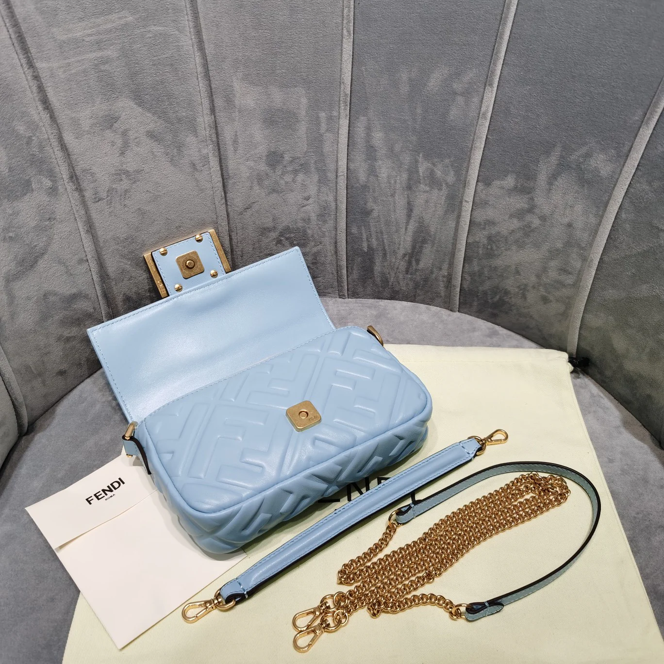 Маленькая синяя кожаная сумка Fendi Baguette