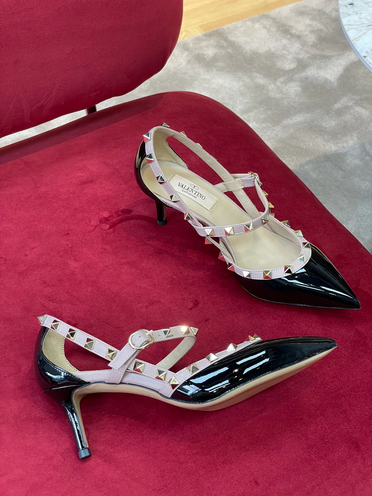 Новинка сезона осень/зима 2022 от Valentino - Туфли на высоком каблуке с заклепками - Черные