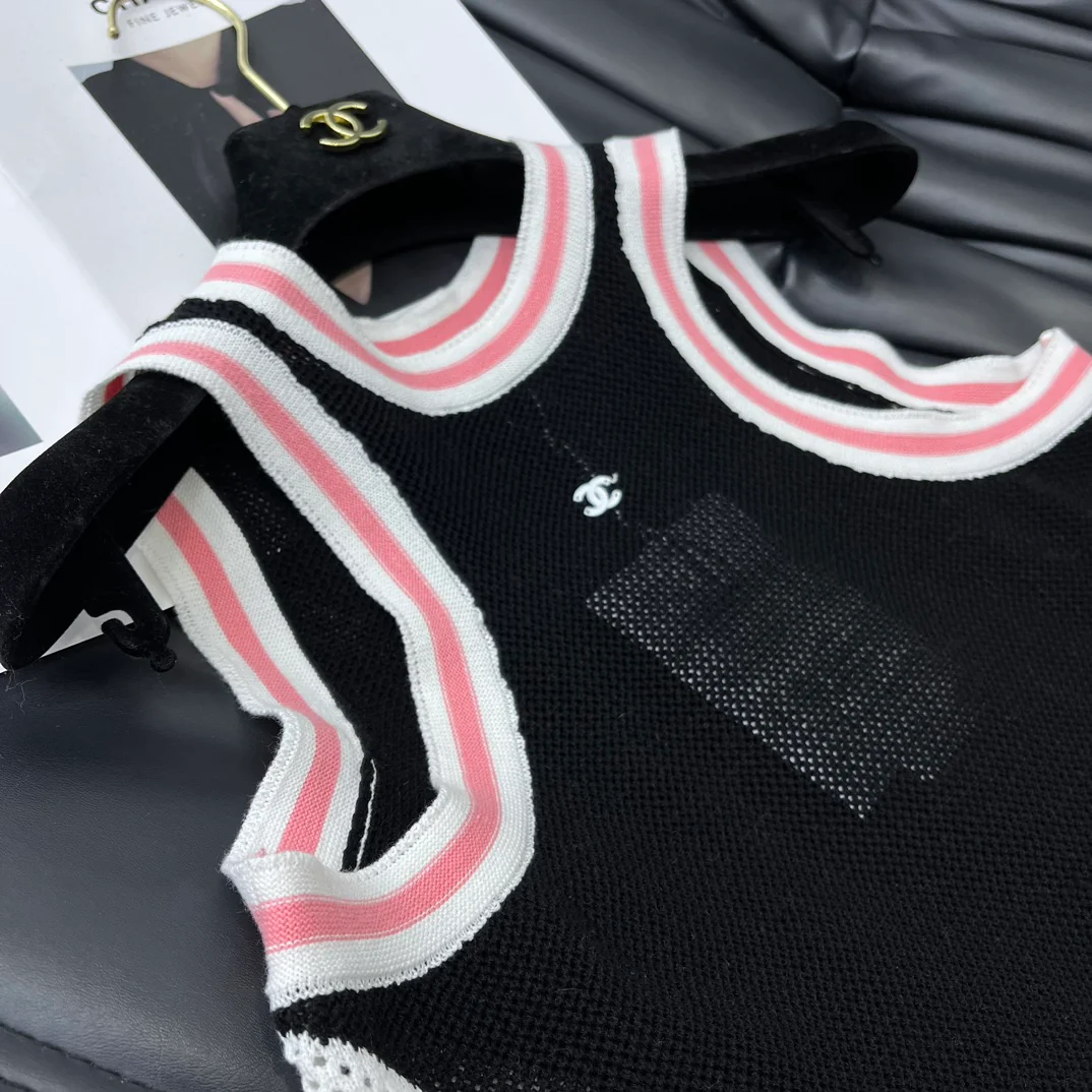 Chanel - 2403-24 Новинка: Жилет с вырезом на плечах