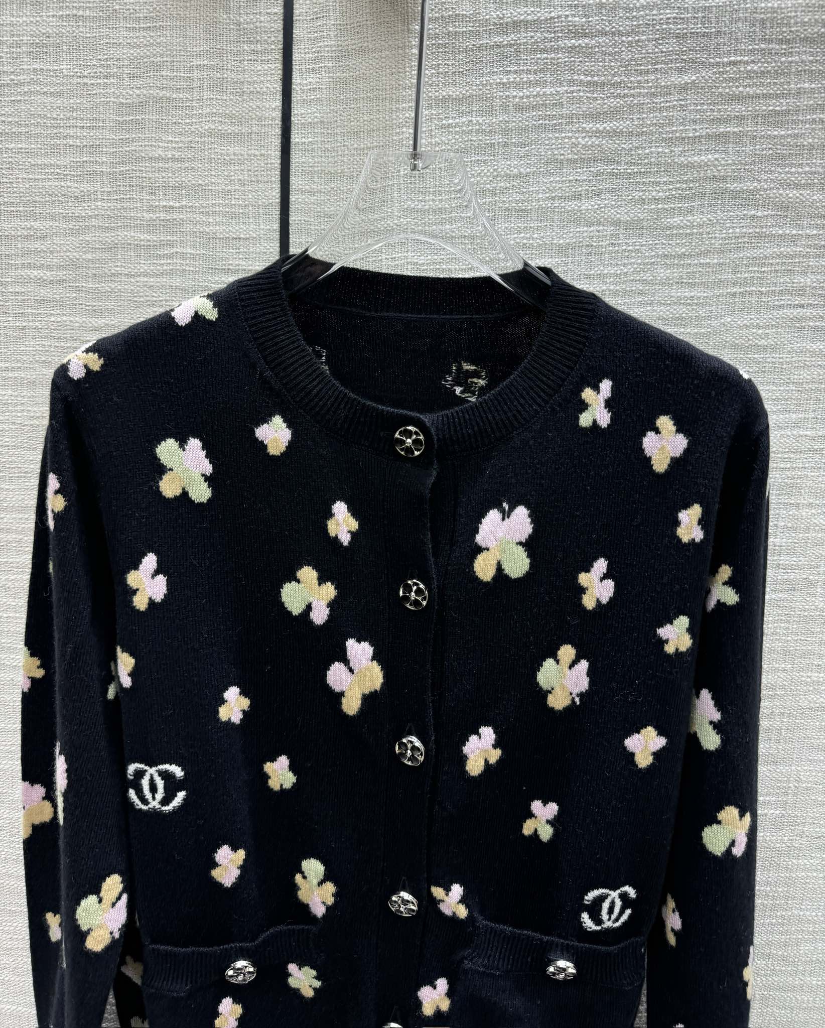 Кардиган Chanel 2403-24 из коллекции Early Spring Métiers d'Art с четырехлистным клевером — черный.