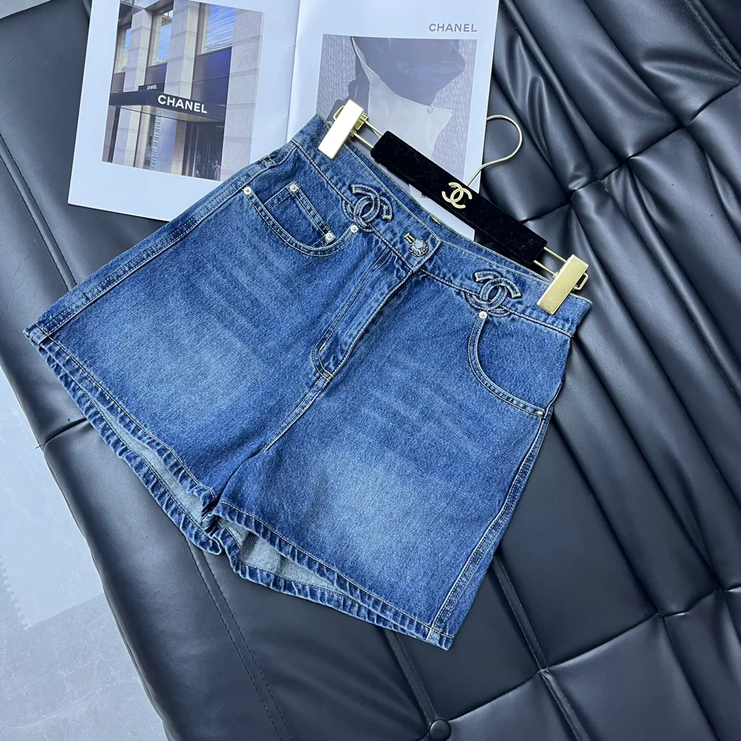 Chanel - Новинка 24 апреля 2024 года - Комплект из джинсовой ткани и жилета с двойной буквой С и брошью.