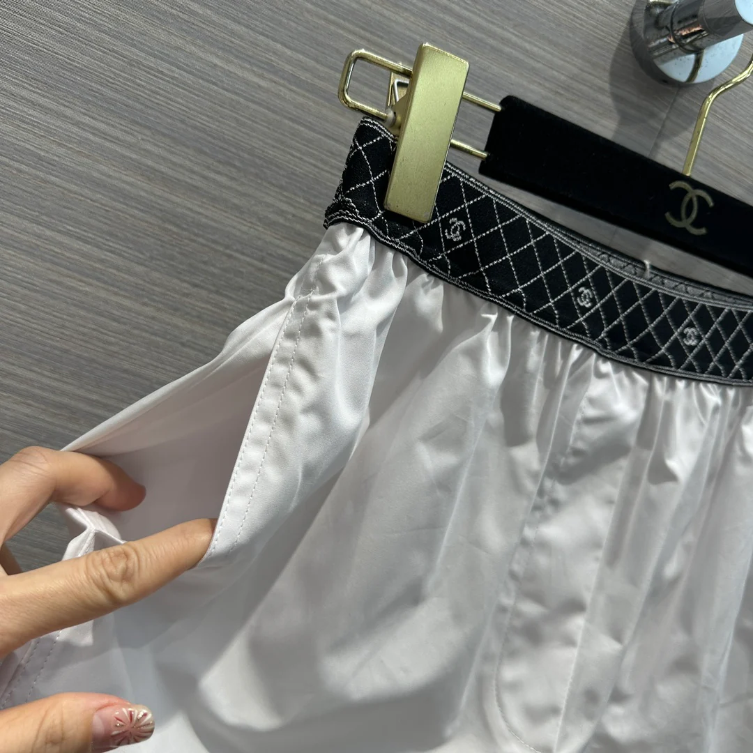 Chanel 2403 - Новинка начала весны: белые шорты Coco с двойным поясом из тесьмы C.