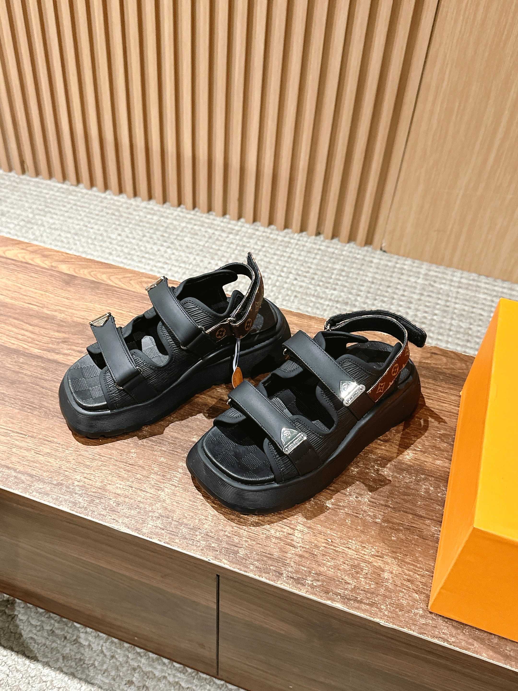 Новая коллекция LV ?Ранняя весна 2025? — кожаные замшевые сандалии — черные.