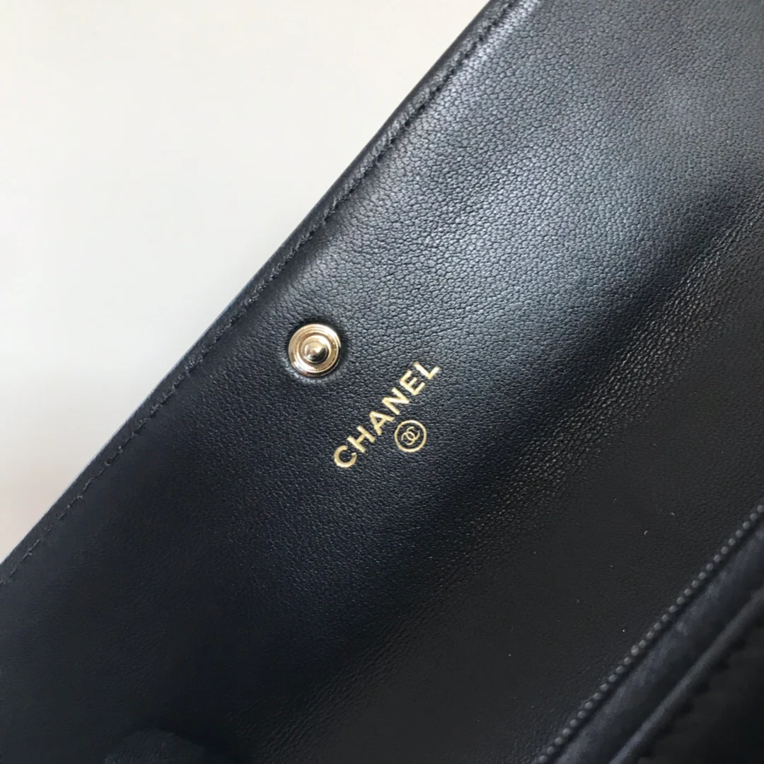 Кошелек-портмоне Chanel Le Boy Flip Wallet — из черной овечьей кожи с золотой пряжкой.