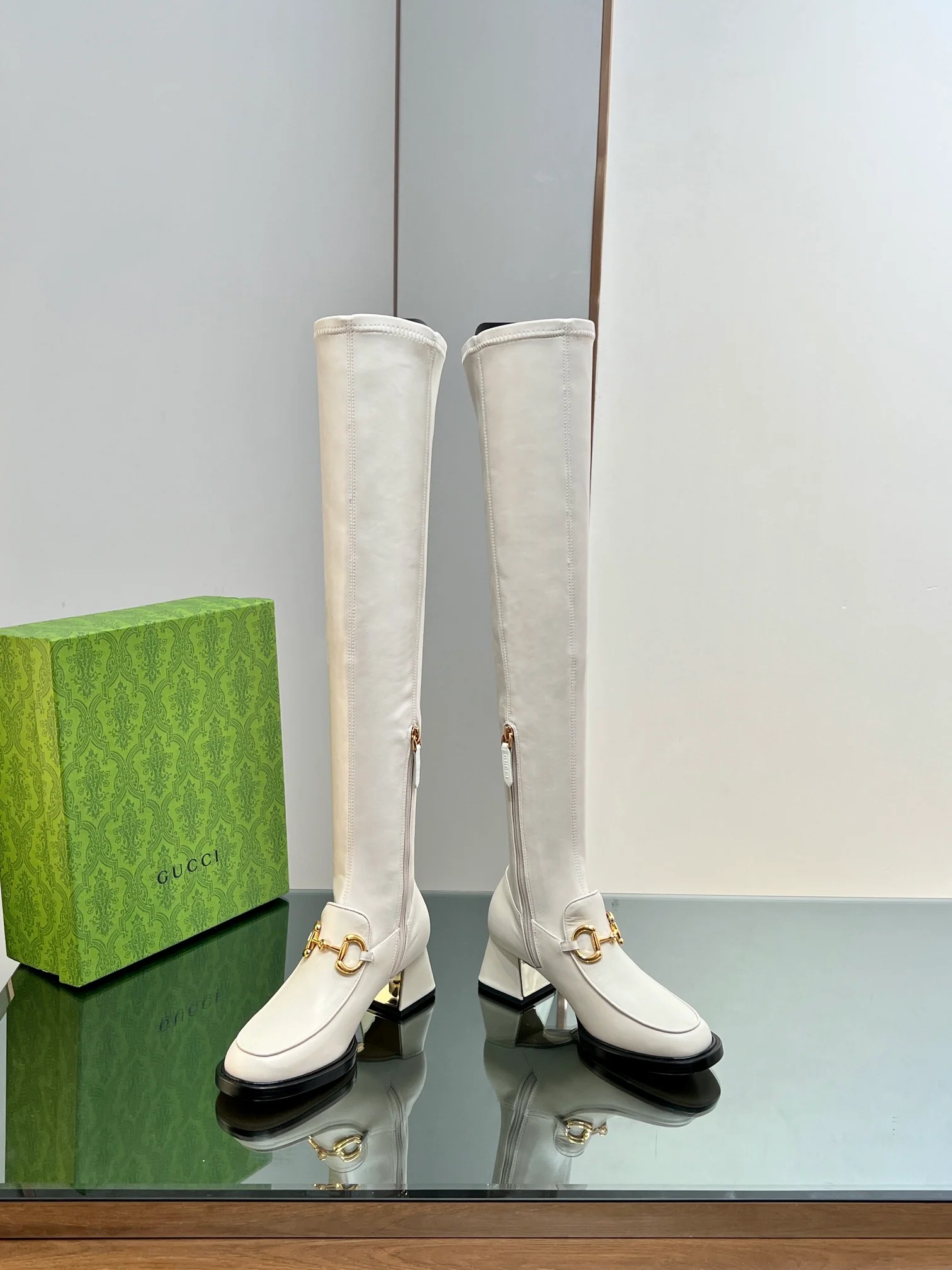 Новинка начала осени 2023 года от Gucci — Эластичные ботфорты с пряжкой ?Конская уздечка? — Белые.