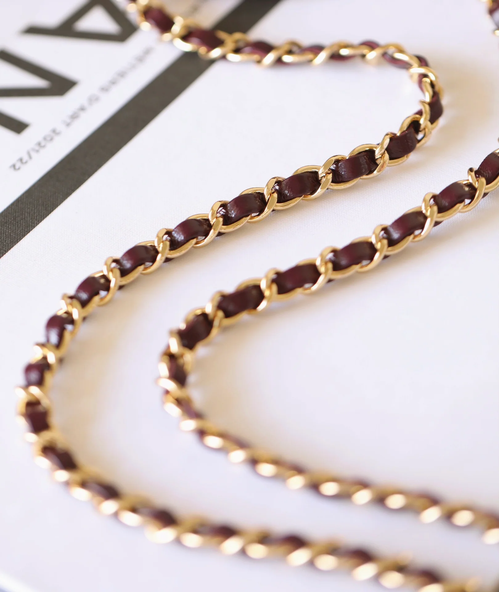 Маленькая бордовая сумочка Chanel с клапаном и привинчивающейся ручкой.