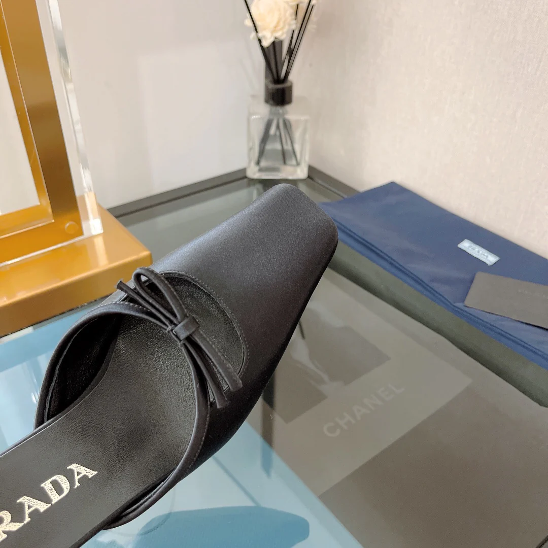 Prada - Новинка весны 2022 года - Сандалии на закрытом каблуке