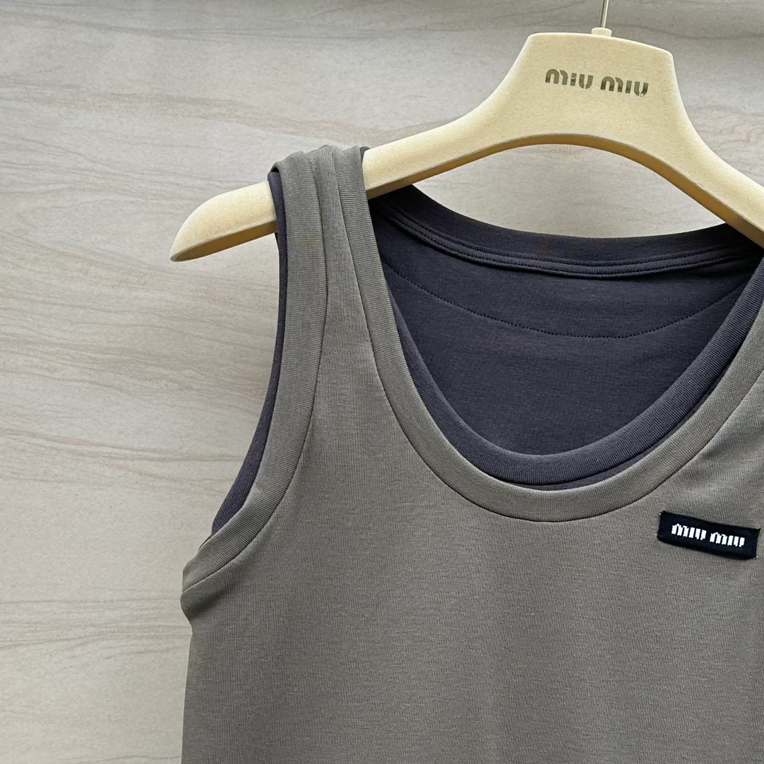 Новинка сезона весна/лето 2024 от Miu Miu: многослойный, культовый универсальный жилет — серо-коричневый.