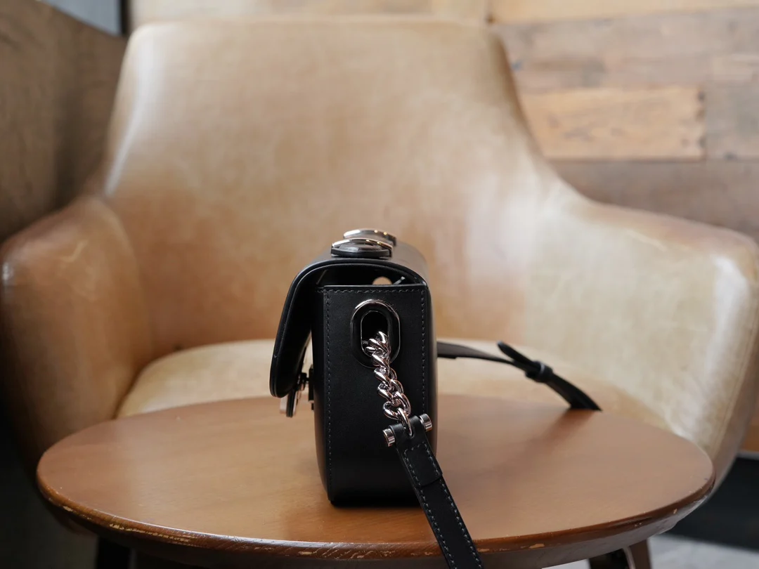 Миниатюрная сумка Gucci Petite GG на цепочке - черная.