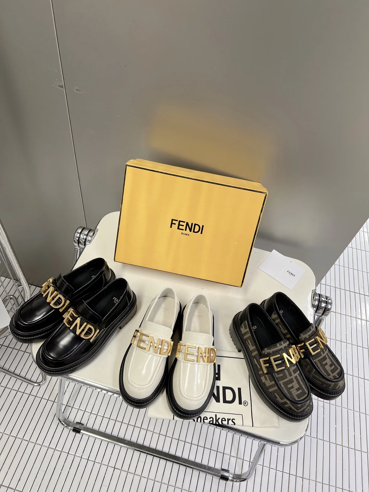 Новинка весны 2022 года от Fendi - Туфли с афро-буквами - Коричневые