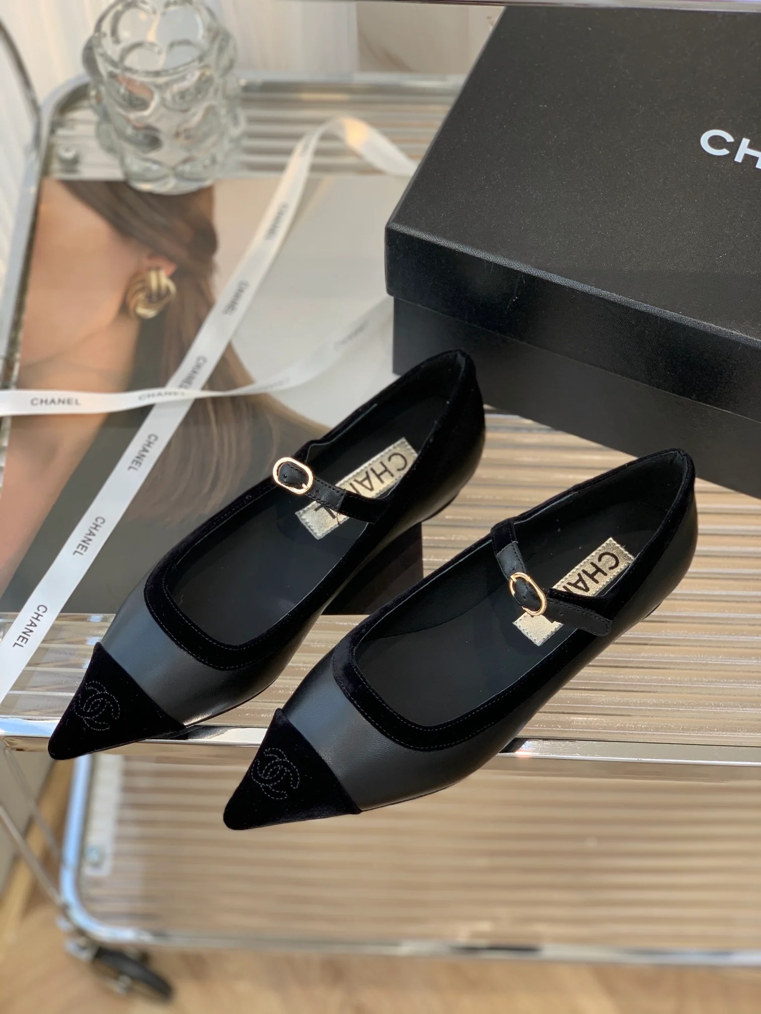 Туфли ?Мэри Джейн? от Chanel — бархат с отделкой из овечьей кожи — серые.