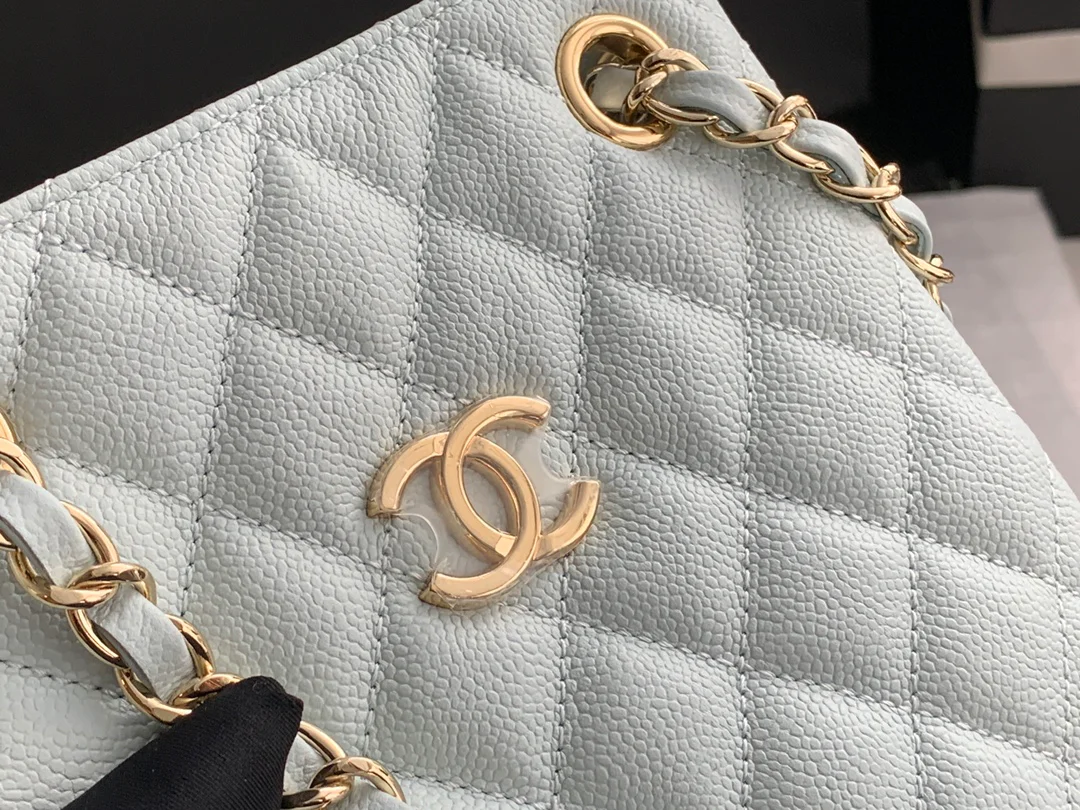 Новая сумка-тоут Chanel весна/лето 2022 — серая.