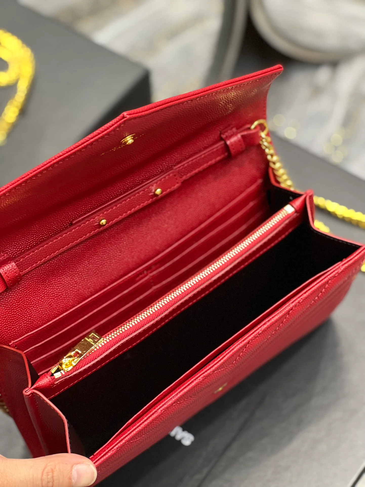 Сумка YSL Laurent из икорной кожи - красная.