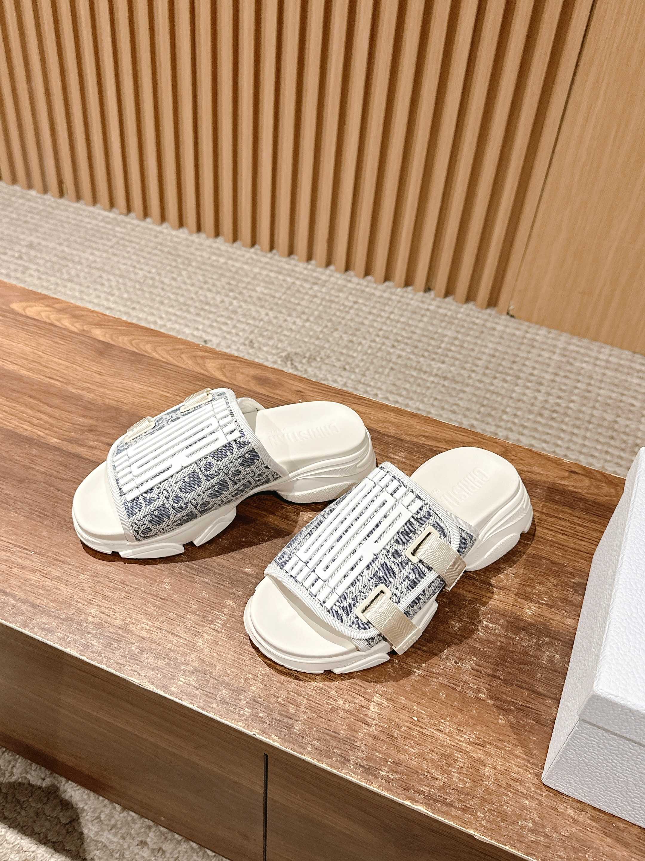 Пляжные сандалии Dior на платформе - белые с монограммой из канваса.