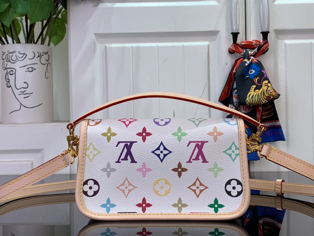 Сумка LV Nano Diane Two-Tone Baguette — белая.