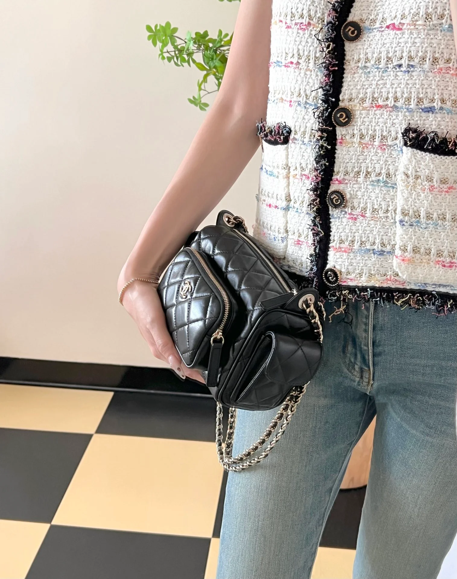 Сумка для фотоаппарата Chanel с двумя карманами из 24-каратного золота, маленькая, черная.