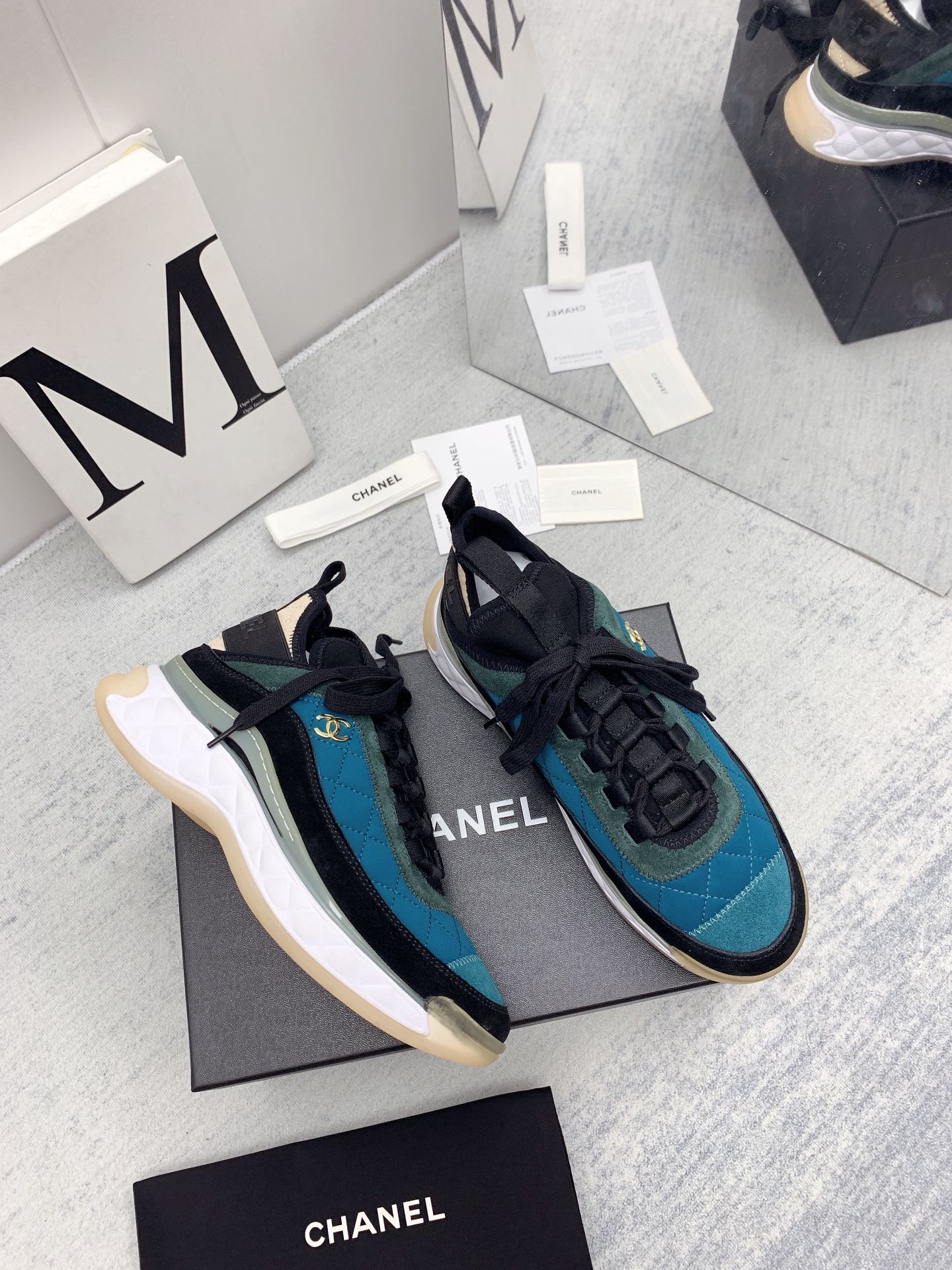 Новинка сезона осень/зима 2021 от Chanel - кроссовки с ромбовидным узором - синие.