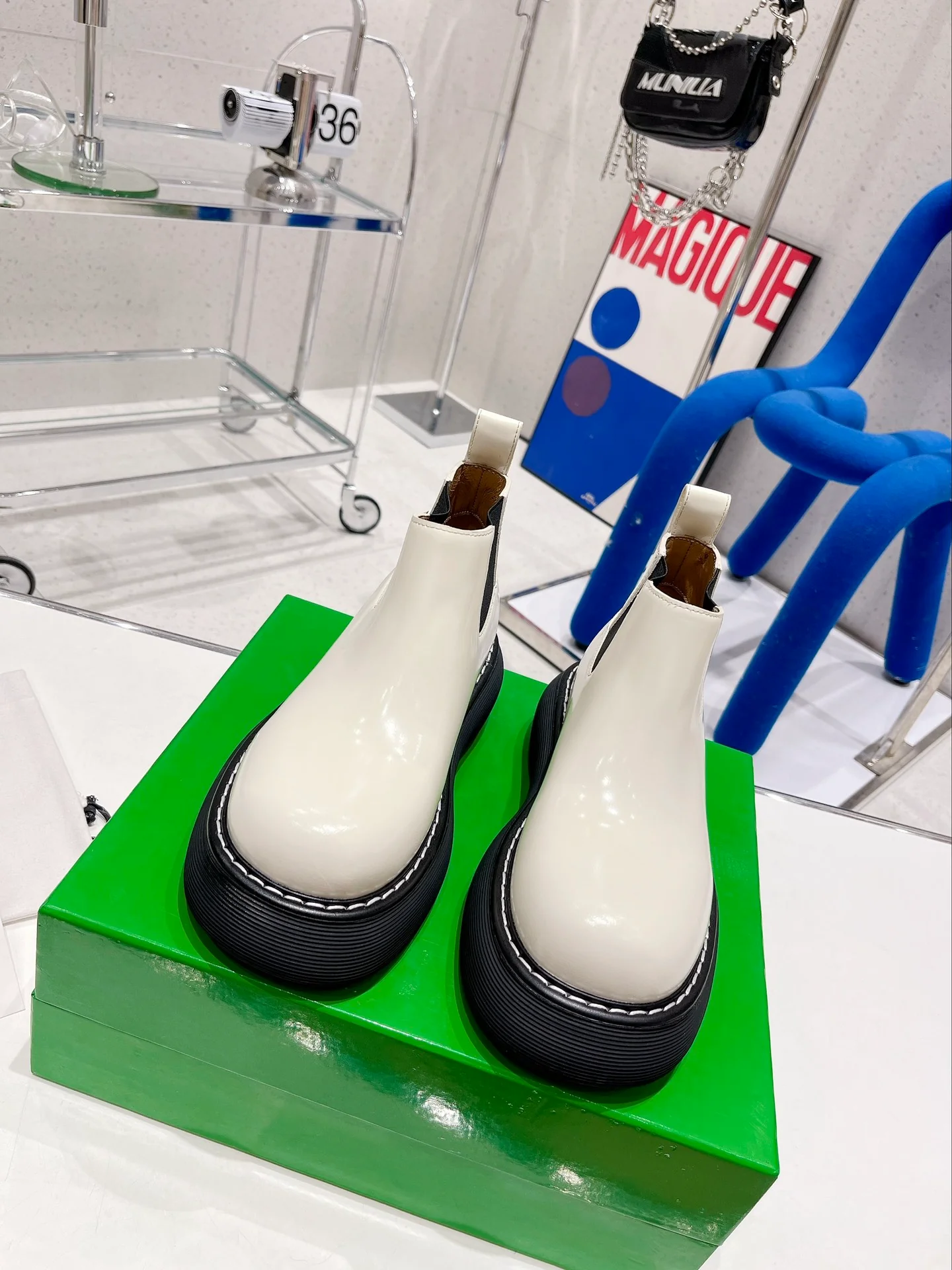 Коллекция BV Haute Couture - Классические ботильоны на ребристой подошве - Полностью кожаные - Размеры 35, 39 и 40. Возможна индивидуальная подгонка.