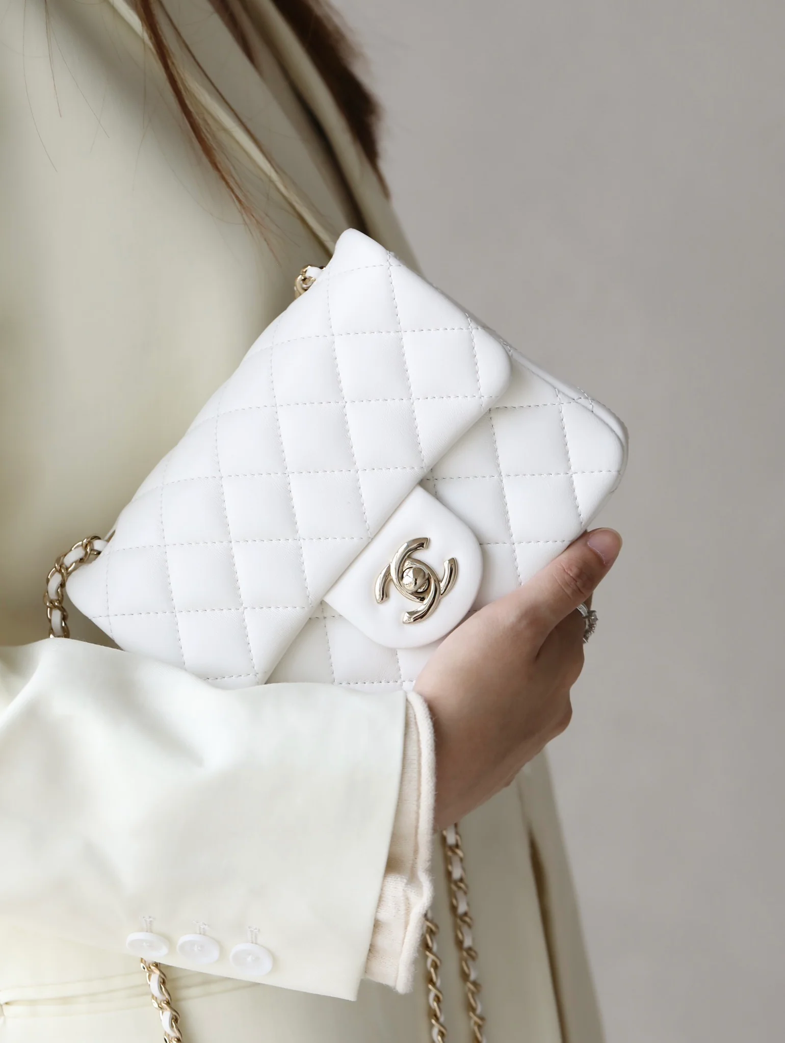 Новые поступления Chanel весна/лето 2023 - Футбольная серия - Сумка CF - Белая - Фотографии в действии